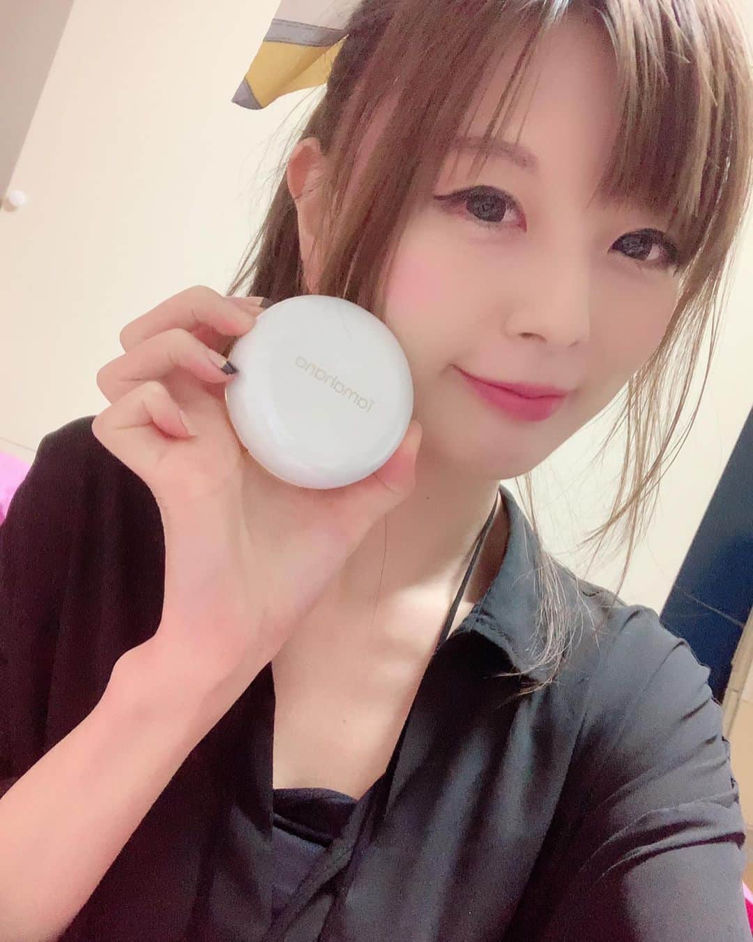 satomiさんのインスタグラム写真 - (satomiInstagram)「珠花SHINY TRANSLUCENT PRESSED POWDER（フェイス・ボディパウダー）の ご紹介だよ¨̮♡︎ * 肌の色を補正し、透明感のあるなめらかな肌に。ベースメイクの仕上げに使ったり ハイライトとしても使える優れもの♡♡ * * ぜひ使ってみたい人は↓応募してね＾＾ ______________________________ * * 「2019年冬！Tamahanaのコスメプレゼント﻿キャンペーン」を﻿12月1日〜12月31日で開催中🎁🎉 * ﻿ 条件は公式アカウント @tamahana_cosme をフォローして最新投稿にいいねorコメントするだけ😋﻿ ﻿* * おすすめコスメが無料でもらえるチャンス❣️﻿ このおトクな機会にフォロー&キャンペーン参加してみてね💛💛﻿ * *  #tamahana #珠花 #珠花コスメ #スキンケア #美容 #美容女子 #さとみの美容記録 #真珠 #コスメレポ #素肌 #ナチュラル肌 #美肌 #コスメブログ @tamahana_cosme」12月15日 9時08分 - saatoomii47