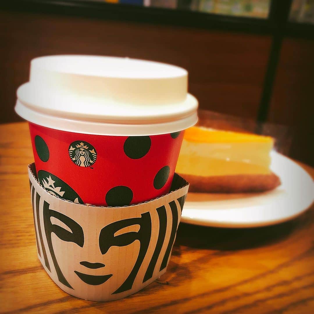 小峰みこさんのインスタグラム写真 - (小峰みこInstagram)「おはよう☀ 今日は大阪へ撮影会にいってきます🚄 毎週末イベントや撮影会が入っていて、年末を実感できます🍀 忙しくて楽しいって幸せだ🧸 . #スターバックス #starbucks #ニューヨークチーズケーキ #newyorkcheesecake #スタバ #家族でスタバ  #スタバカード #いつもありがとう #cafe #食べスタグラム #星巴克」12月15日 9時10分 - mico_19911201