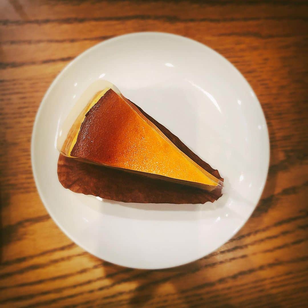 小峰みこさんのインスタグラム写真 - (小峰みこInstagram)「おはよう☀ 今日は大阪へ撮影会にいってきます🚄 毎週末イベントや撮影会が入っていて、年末を実感できます🍀 忙しくて楽しいって幸せだ🧸 . #スターバックス #starbucks #ニューヨークチーズケーキ #newyorkcheesecake #スタバ #家族でスタバ  #スタバカード #いつもありがとう #cafe #食べスタグラム #星巴克」12月15日 9時10分 - mico_19911201