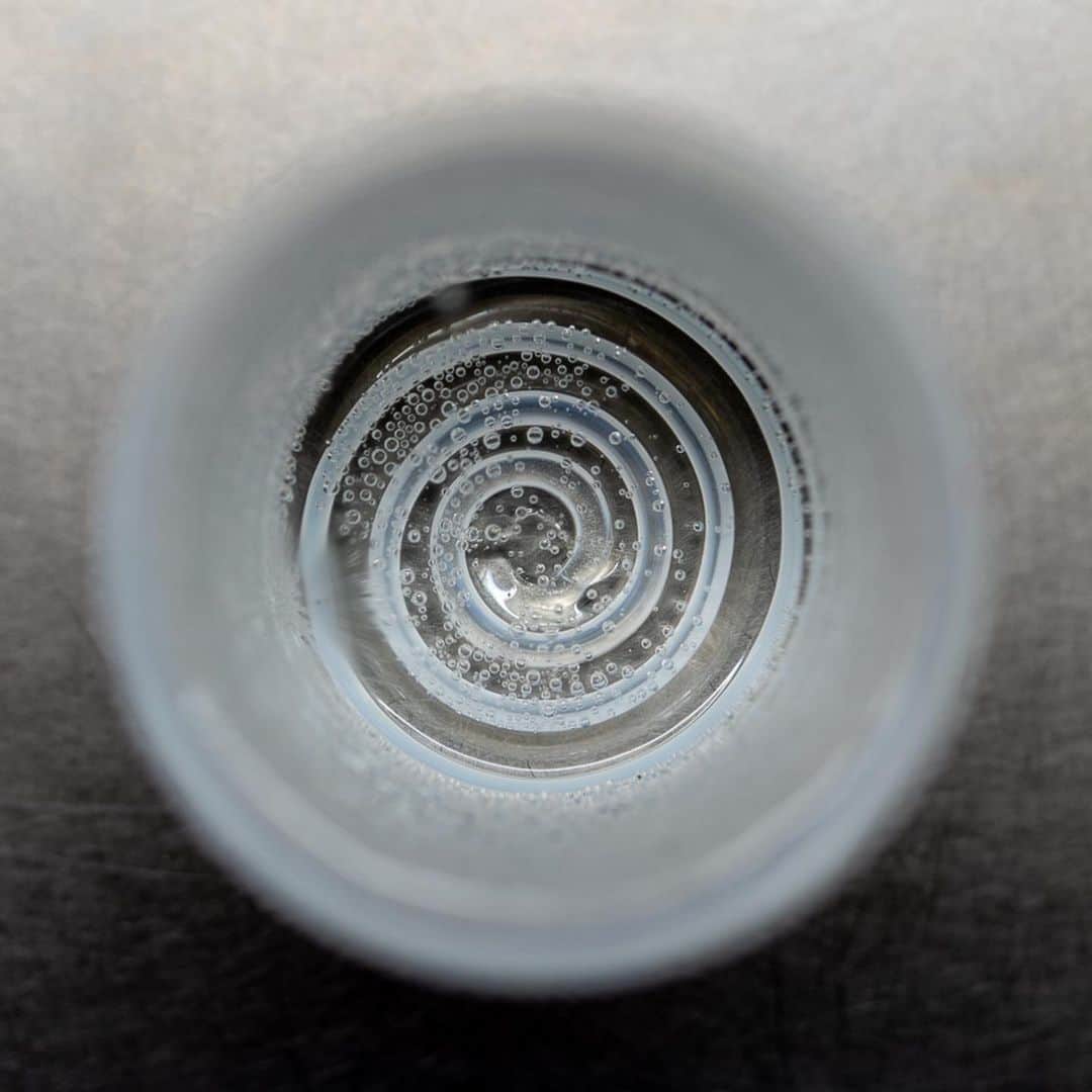 のインスタグラム：「炭酸水が好きなんだけど、毎日ごみとして出るペットボトルの量にうんざり。水はダンボール型でボックス入りのものを使うことにして、炭酸水は炭酸水メーカーを導入しました。ボンベは、信頼できる仕事仲間が複数、とてもいいと言っていたソーダストリーム。機器はサードパーティ製でカッコいいのを探しました。さてこれがどうかというと、おいしいじゃないか。天然炭酸水と遜色なし。水を変えれば味も変わるし、炭酸の強度も自在。 #aarke」
