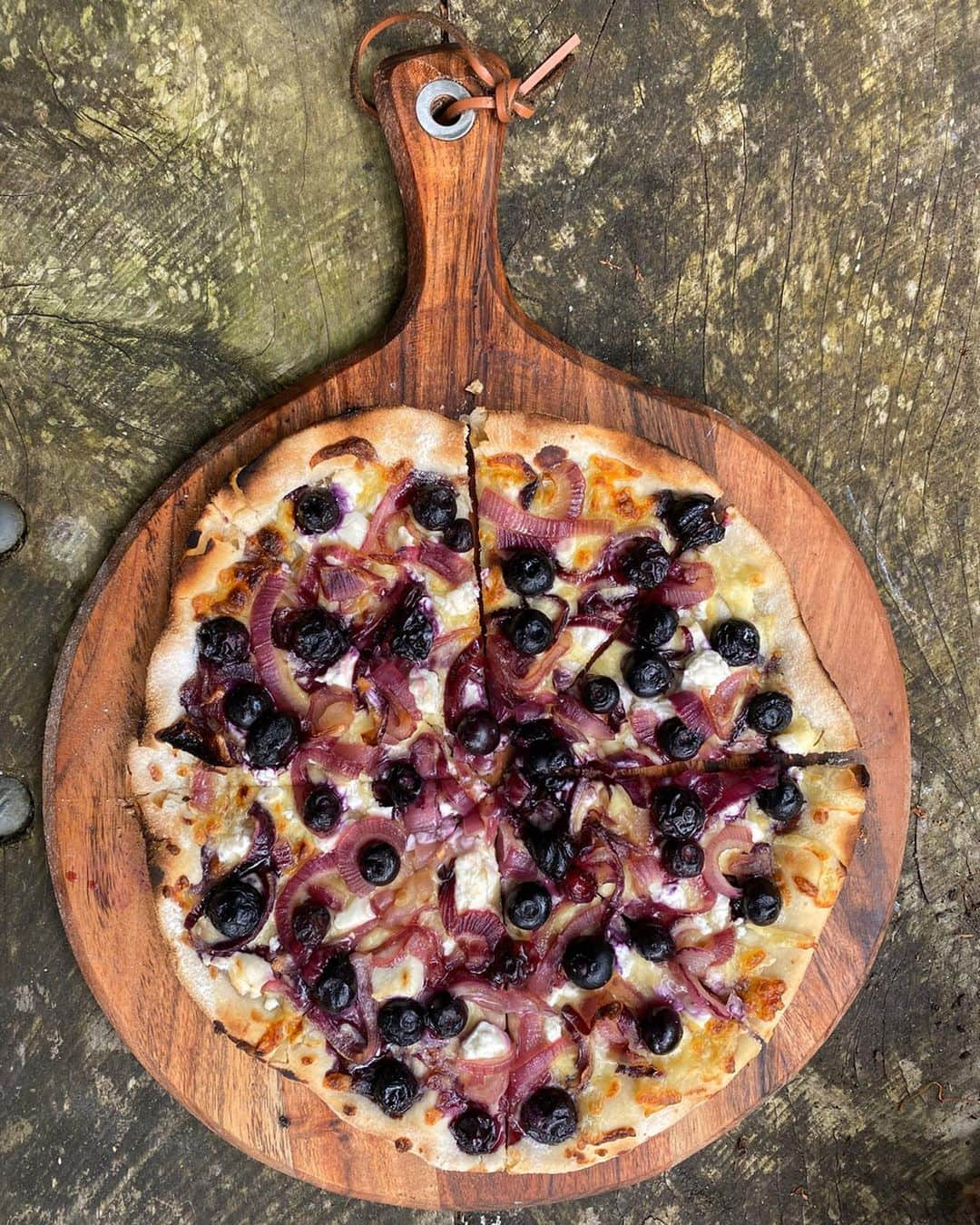 エリザ・マッカートニーさんのインスタグラム写真 - (エリザ・マッカートニーInstagram)「Pizza’s have become a bit of a tradition at our house since dad decided to build a pizza oven. Many pizzas have been tried, many have failed, but this @blueberriesnz pizza is definitely up there in the hall of fame. A few of you have been asking so here is the recipe 😋 Such a summery plate of deliciousness ☀️ . ✨Recipe✨ - 1 naan bread or pizza base (if you can make it homemade is the best) - 1/2 red onion sliced - 1 tbsp honey - handful of mozzarella - handful of crumbled feta - 1/2 - 1 punnet of blueberries (surely the more the better?) - basil to garnish  Preheat oven (or pizza oven) to 220 degrees. Heat a drizzle of oil in a medium pan over medium-low heat. Add honey and onion and cook till the onion is caramelised (3-5 minutes). Sprinkle the mozzarella, feta, onions, and blueberries over your base. Bake in the oven till golden and the blueberries are ready to burst (roughy 10 minutes). Garnish with basil 😋 #blueberriesnz」12月15日 9時22分 - eliza_mac_