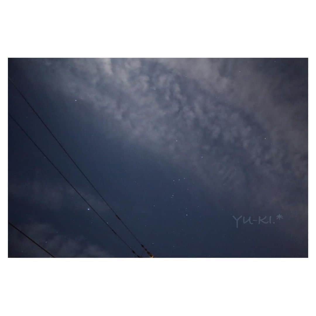 のインスタグラム：「. 昨夜は #ふたご座流星群 で 流れ星たくさん見れた\( ˆoˆ )/. * . 動画はピント合わせるの難しくて いいの撮れなかったけど 星空は綺麗に撮れた☺︎ 肉眼で見えない星がたくさんいて感動✨ . #stars #starrysky #starrynight #orion #wintersky #cameragirl #Canon #EOSkissM #星空 #流れ星 #オリオン座 #冬空 #カメラ女子 #空まにあ」