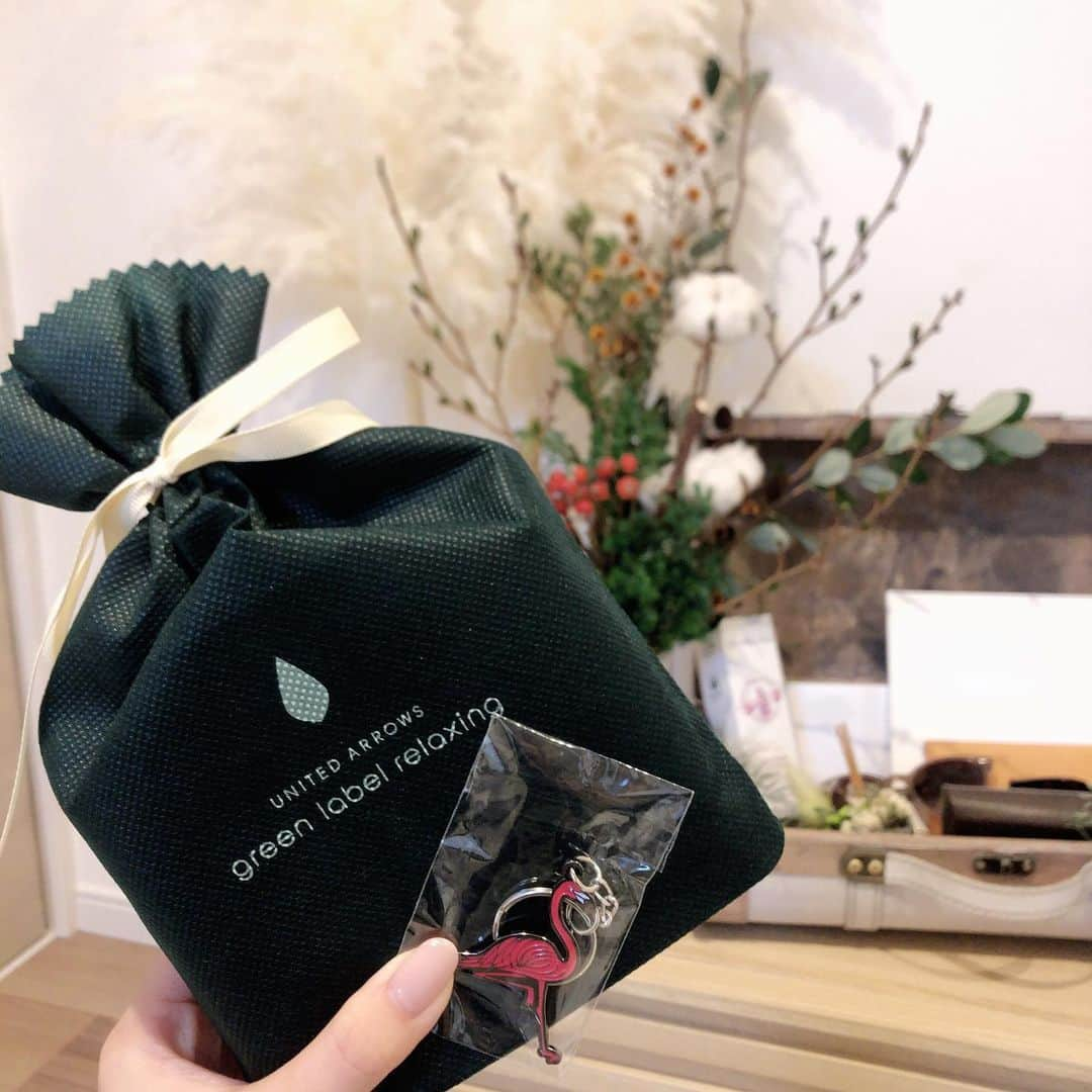 悠衣さんのインスタグラム写真 - (悠衣Instagram)「🎄🎁 ・ クリスマスまで後少しですねー✨ ・ 家族への、パートナーへの、自分への クリスマスプレゼントはもう決めましたか？ ・ 彼へのちょっと早めのクリスマスプレゼントは🎁 MAININI*GLR マルチケース ウォレット キーケース🗝にしました！ ・ ポケットが沢山あって 鍵、カード、小銭、お札が入る🥺 収納力抜群すぎる！！！ ・ ネイビーとグレーのバイカラーも可愛すぎる💕 私も欲しいなぁー🥺💕 ・ ギフト購入でいただいたノベルティは私がもらお♫笑 ハッピークリスマス🎄 @ua_greenlabel #L’arcobaleno#ディフュージョンブランド#MAININI#マイニーニ」12月15日 9時37分 - yu1_1987