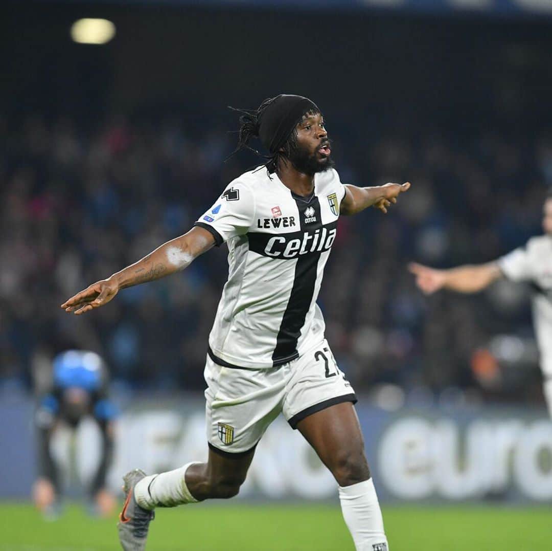 ジェルヴィーニョのインスタグラム：「93 min goal feeling 🤩 #ForzaParma #TeamSpirit ➕3️⃣ ⚽️ 🎯@dejan.k10 👊🏾 _____________________________________________________  @parmacalcio1913 💛💙 @andreacantini.photos 📸  __________________________________________________  #parma #napoli #gameday #victory #seriea #win #napoliparma #picoftheday #goal」