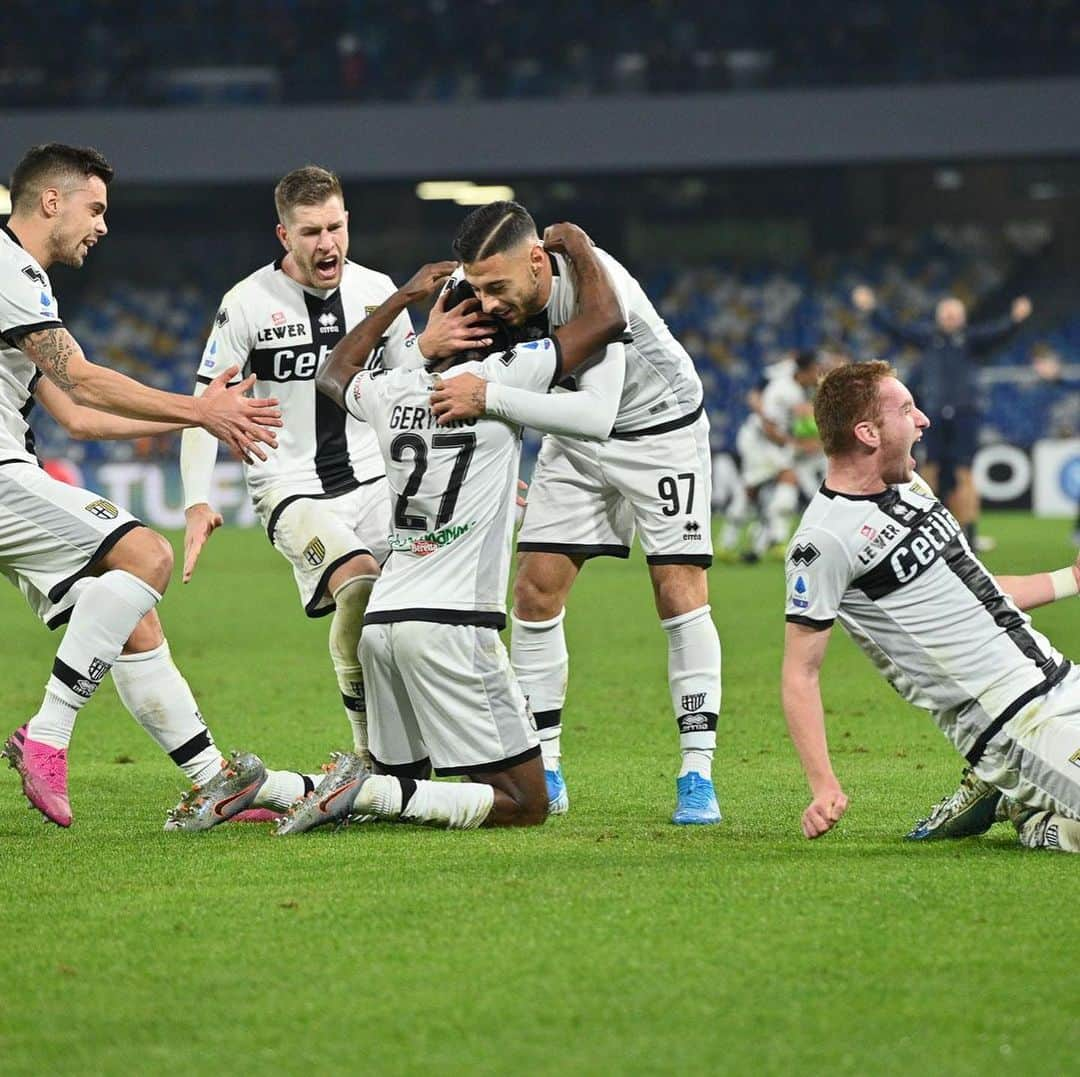 ジェルヴィーニョさんのインスタグラム写真 - (ジェルヴィーニョInstagram)「93 min goal feeling 🤩 #ForzaParma #TeamSpirit ➕3️⃣ ⚽️ 🎯@dejan.k10 👊🏾 _____________________________________________________  @parmacalcio1913 💛💙 @andreacantini.photos 📸  __________________________________________________  #parma #napoli #gameday #victory #seriea #win #napoliparma #picoftheday #goal」12月15日 9時35分 - gervinhofficial