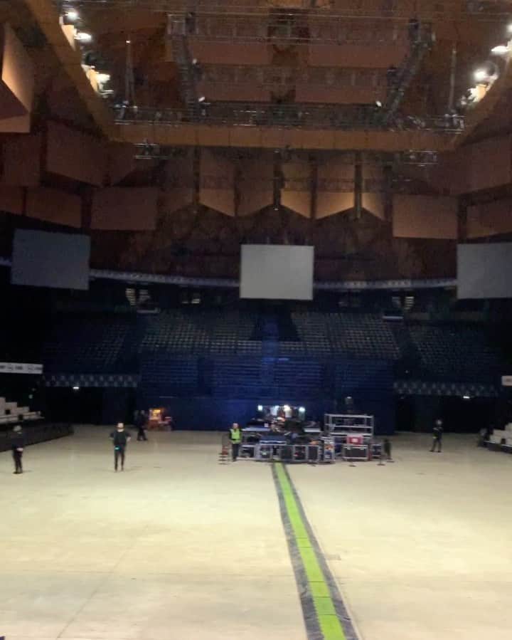 ブライアン・アダムスのインスタグラム：「Bologna, Italy....amazing night, here are two films. One from the sound check, the second during “cloud number nine” #bryanadamsshinealight #bologna #italy」