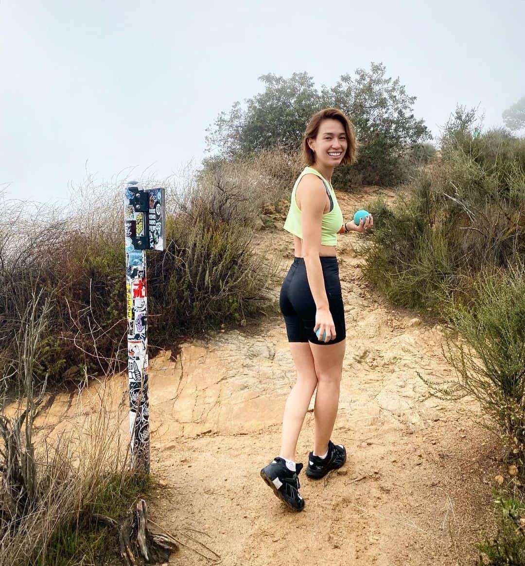 Livさんのインスタグラム写真 - (LivInstagram)「3 hours later...I think I have broken an unknown record for the longest duration to carry weights (#spheres). What’s your personal best and do you have one? Let’s hike and find out! www.fit-sphere.com #liv4reebok」12月15日 9時43分 - livlogolding