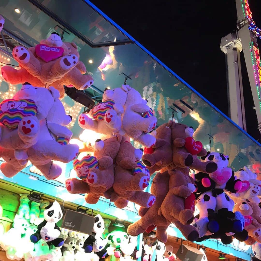 KUNIKAさんのインスタグラム写真 - (KUNIKAInstagram)「Underground cookie in Piccadilly Circus! 🇬🇧﻿ ﻿ ロンドンクリスマスツアー2日目。﻿ 16時にはもう暗くて夜の雰囲気漂う中、今回のツアーのメインでもあるハイドパークのウィンターワンダーランドへ🎪﻿ 冬の間だけ、おもちゃ箱をひっくり返したようなキラキラ輝く遊園地が大きなハイドパークの中に出現します。﻿ 初めて見たとき、映画の中の世界が現実に...!!!トキメキと衝撃を受けました。﻿ 参加された皆さまの目にはどう映ったかなぁ💭﻿ ﻿ オックスフォードストリートのイルミネーションもちょっと見ながら、セルフリッジから歩いて行けるマーブルアーチ駅側から入るゲートが4箇所あるゲートの中でも光のアーチが待ち構えてくれてて1番気分高まるので、そこから皆んなで入りました🎪﻿ なんと、ウィンターワンダーランドは入場無料!﻿ 乗り物やエンターテイメントショーなどその都度お金を払います。﻿ ﻿ みんなで2階建てのメリーゴーランドに乗ったり、ロンドンの夜景を空飛ぶピーターパンの気分になれる私の大好きなアトラクションに乗ったりと、楽しみました🎠﻿ たくさん笑った気がするな🥰﻿ 楽しかったな〜❤︎﻿ ﻿ ﻿ ﻿ #kunikalondonxmastour #artofkunika #sugarcookies #decoratedcookies #cookieart #decoratedsugarcookies #royalicing #royalicingcookies #cookiedecorating #customcookies #cookiesofinstagram #cookiedesign #cookieartist #instacookie #london #londonchristmas #underground #piccadillycircus #londonunderground #winterwonderlandlondon #アイシングクッキー #ロンドン #ロンドンツアー #エイチアイエス ﻿」12月15日 9時54分 - _kunika_