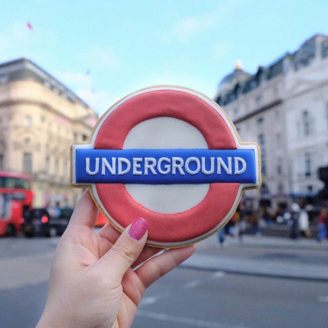 KUNIKAさんのインスタグラム写真 - (KUNIKAInstagram)「Underground cookie in Piccadilly Circus! 🇬🇧﻿ ﻿ ロンドンクリスマスツアー2日目。﻿ 16時にはもう暗くて夜の雰囲気漂う中、今回のツアーのメインでもあるハイドパークのウィンターワンダーランドへ🎪﻿ 冬の間だけ、おもちゃ箱をひっくり返したようなキラキラ輝く遊園地が大きなハイドパークの中に出現します。﻿ 初めて見たとき、映画の中の世界が現実に...!!!トキメキと衝撃を受けました。﻿ 参加された皆さまの目にはどう映ったかなぁ💭﻿ ﻿ オックスフォードストリートのイルミネーションもちょっと見ながら、セルフリッジから歩いて行けるマーブルアーチ駅側から入るゲートが4箇所あるゲートの中でも光のアーチが待ち構えてくれてて1番気分高まるので、そこから皆んなで入りました🎪﻿ なんと、ウィンターワンダーランドは入場無料!﻿ 乗り物やエンターテイメントショーなどその都度お金を払います。﻿ ﻿ みんなで2階建てのメリーゴーランドに乗ったり、ロンドンの夜景を空飛ぶピーターパンの気分になれる私の大好きなアトラクションに乗ったりと、楽しみました🎠﻿ たくさん笑った気がするな🥰﻿ 楽しかったな〜❤︎﻿ ﻿ ﻿ ﻿ #kunikalondonxmastour #artofkunika #sugarcookies #decoratedcookies #cookieart #decoratedsugarcookies #royalicing #royalicingcookies #cookiedecorating #customcookies #cookiesofinstagram #cookiedesign #cookieartist #instacookie #london #londonchristmas #underground #piccadillycircus #londonunderground #winterwonderlandlondon #アイシングクッキー #ロンドン #ロンドンツアー #エイチアイエス ﻿」12月15日 9時54分 - _kunika_