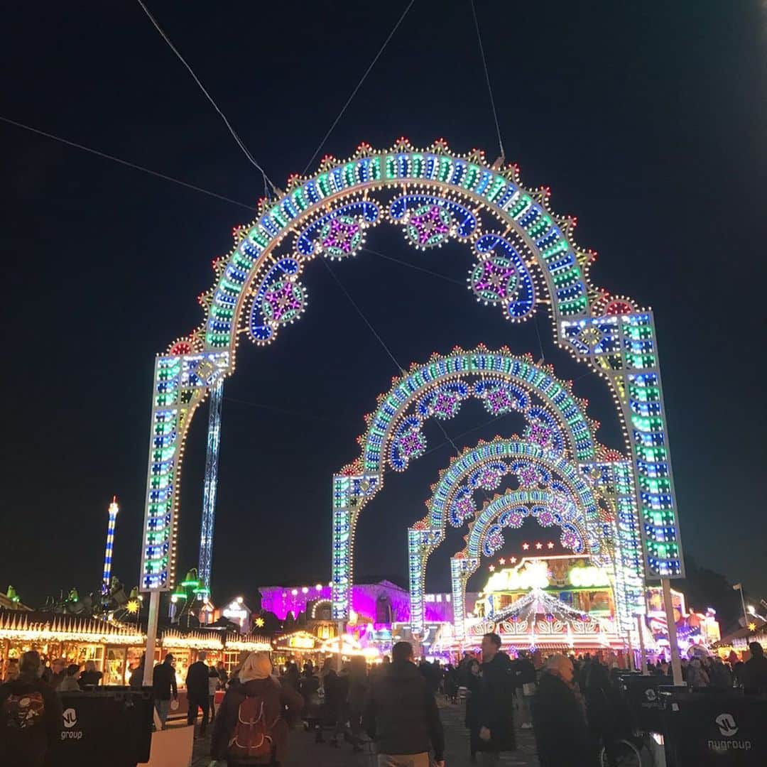 KUNIKAさんのインスタグラム写真 - (KUNIKAInstagram)「Underground cookie in Piccadilly Circus! 🇬🇧﻿ ﻿ ロンドンクリスマスツアー2日目。﻿ 16時にはもう暗くて夜の雰囲気漂う中、今回のツアーのメインでもあるハイドパークのウィンターワンダーランドへ🎪﻿ 冬の間だけ、おもちゃ箱をひっくり返したようなキラキラ輝く遊園地が大きなハイドパークの中に出現します。﻿ 初めて見たとき、映画の中の世界が現実に...!!!トキメキと衝撃を受けました。﻿ 参加された皆さまの目にはどう映ったかなぁ💭﻿ ﻿ オックスフォードストリートのイルミネーションもちょっと見ながら、セルフリッジから歩いて行けるマーブルアーチ駅側から入るゲートが4箇所あるゲートの中でも光のアーチが待ち構えてくれてて1番気分高まるので、そこから皆んなで入りました🎪﻿ なんと、ウィンターワンダーランドは入場無料!﻿ 乗り物やエンターテイメントショーなどその都度お金を払います。﻿ ﻿ みんなで2階建てのメリーゴーランドに乗ったり、ロンドンの夜景を空飛ぶピーターパンの気分になれる私の大好きなアトラクションに乗ったりと、楽しみました🎠﻿ たくさん笑った気がするな🥰﻿ 楽しかったな〜❤︎﻿ ﻿ ﻿ ﻿ #kunikalondonxmastour #artofkunika #sugarcookies #decoratedcookies #cookieart #decoratedsugarcookies #royalicing #royalicingcookies #cookiedecorating #customcookies #cookiesofinstagram #cookiedesign #cookieartist #instacookie #london #londonchristmas #underground #piccadillycircus #londonunderground #winterwonderlandlondon #アイシングクッキー #ロンドン #ロンドンツアー #エイチアイエス ﻿」12月15日 9時54分 - _kunika_