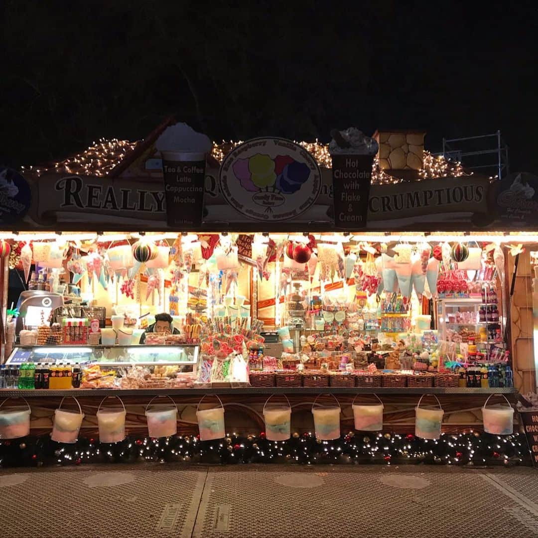 KUNIKAさんのインスタグラム写真 - (KUNIKAInstagram)「Underground cookie in Piccadilly Circus! 🇬🇧﻿ ﻿ ロンドンクリスマスツアー2日目。﻿ 16時にはもう暗くて夜の雰囲気漂う中、今回のツアーのメインでもあるハイドパークのウィンターワンダーランドへ🎪﻿ 冬の間だけ、おもちゃ箱をひっくり返したようなキラキラ輝く遊園地が大きなハイドパークの中に出現します。﻿ 初めて見たとき、映画の中の世界が現実に...!!!トキメキと衝撃を受けました。﻿ 参加された皆さまの目にはどう映ったかなぁ💭﻿ ﻿ オックスフォードストリートのイルミネーションもちょっと見ながら、セルフリッジから歩いて行けるマーブルアーチ駅側から入るゲートが4箇所あるゲートの中でも光のアーチが待ち構えてくれてて1番気分高まるので、そこから皆んなで入りました🎪﻿ なんと、ウィンターワンダーランドは入場無料!﻿ 乗り物やエンターテイメントショーなどその都度お金を払います。﻿ ﻿ みんなで2階建てのメリーゴーランドに乗ったり、ロンドンの夜景を空飛ぶピーターパンの気分になれる私の大好きなアトラクションに乗ったりと、楽しみました🎠﻿ たくさん笑った気がするな🥰﻿ 楽しかったな〜❤︎﻿ ﻿ ﻿ ﻿ #kunikalondonxmastour #artofkunika #sugarcookies #decoratedcookies #cookieart #decoratedsugarcookies #royalicing #royalicingcookies #cookiedecorating #customcookies #cookiesofinstagram #cookiedesign #cookieartist #instacookie #london #londonchristmas #underground #piccadillycircus #londonunderground #winterwonderlandlondon #アイシングクッキー #ロンドン #ロンドンツアー #エイチアイエス ﻿」12月15日 9時54分 - _kunika_