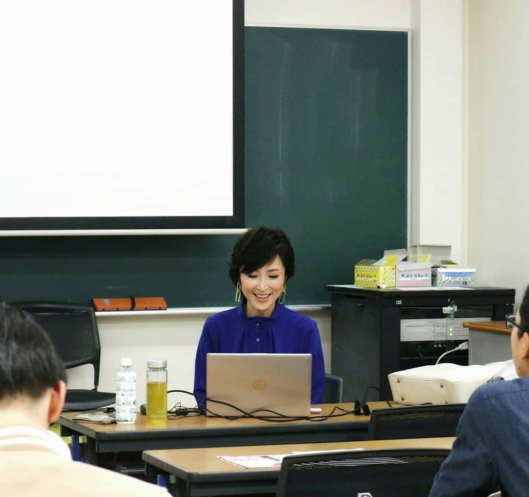 丹野みどりさんのインスタグラム写真 - (丹野みどりInstagram)「名古屋大学で セミナーをさせて頂きました。  ご依頼頂いたのは Ｂ-jinセミナーという 大学院生を対象にした研修です。  私が講師として させて頂いた内容は プレゼンとコミュニケーション能力を 上げる為のセミナーです❗  大学院を卒業したあと 様々な道に進む訳ですが、 就活はもとより、 どんな企業に入ったあとでも プレゼン・コミュニケーション能力は 一生必要不可欠なものです。  今回は2時間というセミナーでしたが エッセンスを凝縮してお伝えしました  2時間最後まで 皆さんの瞳は輝き、 熱心に聞いてくれました✨✨✨ 企業様のみならず こうした母校の後輩達にも 全てを出しきりお伝えする機会は 私もやりがいを実感します。  ご依頼を下さった名大の先生 真剣に聞いてくれた院生の皆さん ありがとうございました。  皆さんからの熱い感想を拝読し お役に立つことが出来たようで 嬉しく思います。  皆さんに、幸多かれ❗  #セミナー#講演#講座#コミュニケーション#プレゼン#能力は後天的に獲得出来ます#フリーアナウンサー#名古屋大学#企業研修」12月15日 9時47分 - midorimarron