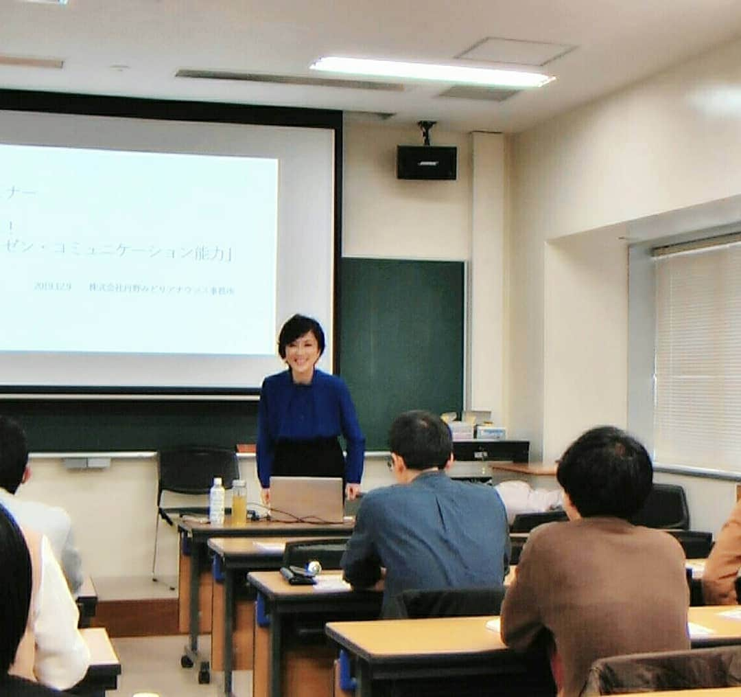 丹野みどりさんのインスタグラム写真 - (丹野みどりInstagram)「名古屋大学で セミナーをさせて頂きました。  ご依頼頂いたのは Ｂ-jinセミナーという 大学院生を対象にした研修です。  私が講師として させて頂いた内容は プレゼンとコミュニケーション能力を 上げる為のセミナーです❗  大学院を卒業したあと 様々な道に進む訳ですが、 就活はもとより、 どんな企業に入ったあとでも プレゼン・コミュニケーション能力は 一生必要不可欠なものです。  今回は2時間というセミナーでしたが エッセンスを凝縮してお伝えしました  2時間最後まで 皆さんの瞳は輝き、 熱心に聞いてくれました✨✨✨ 企業様のみならず こうした母校の後輩達にも 全てを出しきりお伝えする機会は 私もやりがいを実感します。  ご依頼を下さった名大の先生 真剣に聞いてくれた院生の皆さん ありがとうございました。  皆さんからの熱い感想を拝読し お役に立つことが出来たようで 嬉しく思います。  皆さんに、幸多かれ❗  #セミナー#講演#講座#コミュニケーション#プレゼン#能力は後天的に獲得出来ます#フリーアナウンサー#名古屋大学#企業研修」12月15日 9時47分 - midorimarron