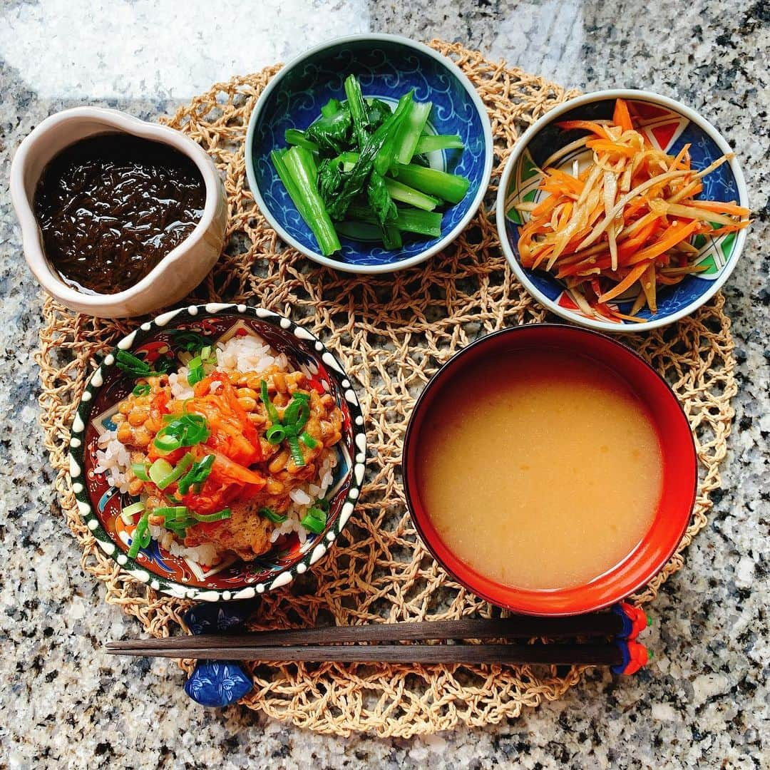 多岐川華子さんのインスタグラム写真 - (多岐川華子Instagram)「朝ご飯✨お味噌汁、なめこを入れたんだけど、いつもより少量だったからかな、沈んで全然写ってくれない😂 . 12月、忘年会やら何やら外食オンパレードな日々が始まってます。 内臓が悲鳴をあげないよう、家で調整だね🍲 家ではなるべく発酵食品や乳酸菌を摂るよう心がけてます😊 納豆とか発酵食品は夜摂る方がいいのだけど、この時期そんな事言ってられないし食べないなら、絶対食べた方がいい✨ という事で朝に納豆、キムチをもち麦ご飯にのせて🙌 . . #food#foodstagram#instafood#japan#japanesefood#morning#朝ご飯#おうちごはん#一汁三菜#彩り#彩りご飯#和食#和定食#腸活#健康#健康ごはん#栄養#美容#美容飯#バランスご飯#はなこ飯」12月15日 9時56分 - hanako__official