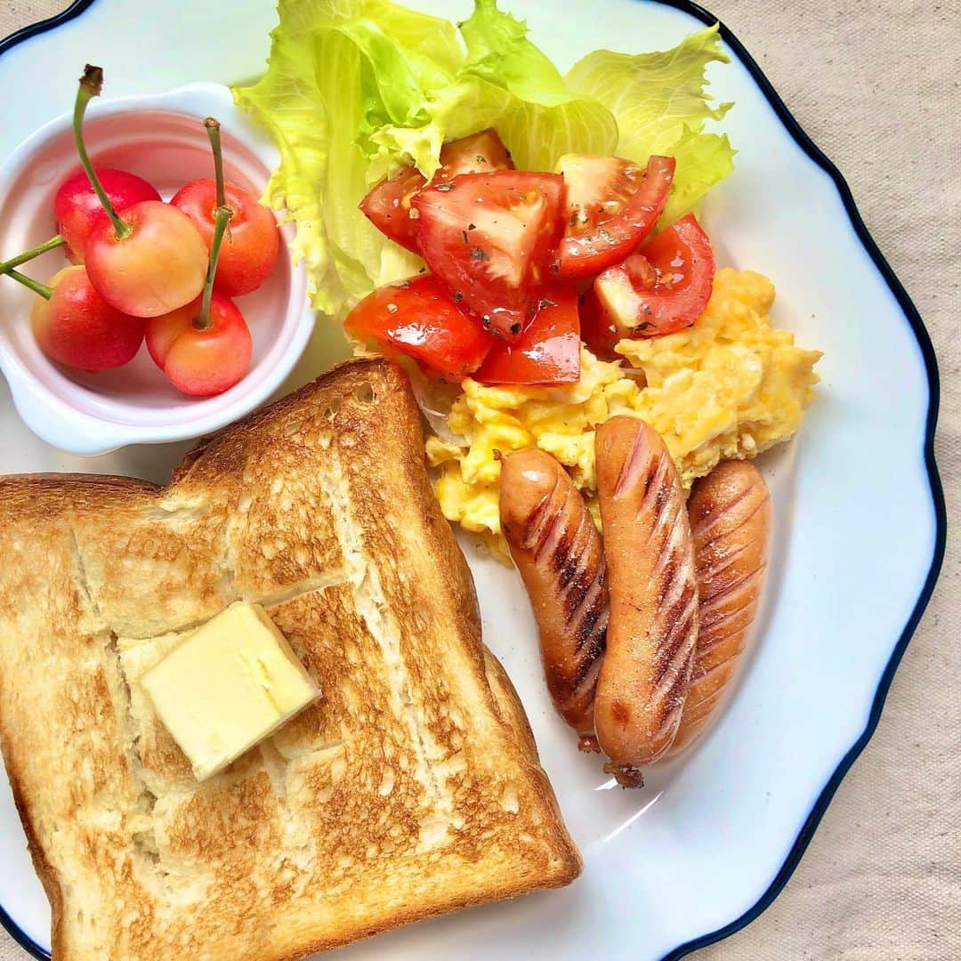 清水麻璃亜のインスタグラム：「#シミズキッチン いつかの朝ごはん * いつかの朝ごはんです🍞 どれくらいいつかっていうと、さくらんぼの季節くらい🍒笑 朝ごはん作ってしっかり食べて1日スタートしたいけどなかなかできない〜ちなみにご飯派🍚 #朝ごはん　#breakfast  #ワンプレートごはん #さくらんぼ」
