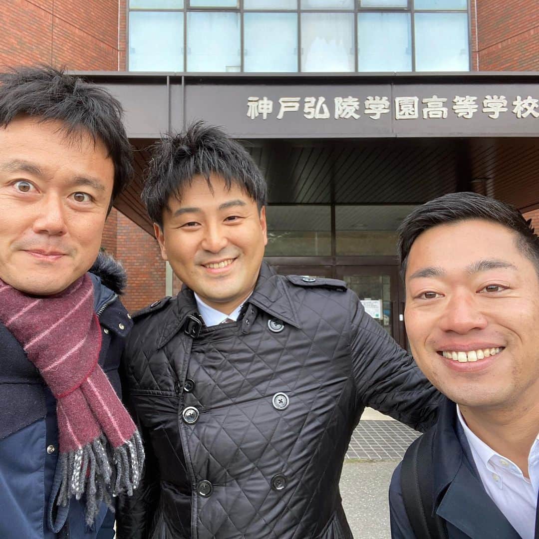 本野大輔さんのインスタグラム写真 - (本野大輔Instagram)「第98回全国高校サッカー選手権大会の中継を担当します。 私は埼玉スタジアム２○○２で行われる準決勝第一試合、全国ネットの実況します。  12月は代表校の取材、真っ只中。 広島県の広島皆実高校には決勝の実況、日本テレビ中野アナと。 兵庫県代表の神戸弘陵は山口放送の高橋アナ、サンテレビの橋本アナ。 大阪の興国高校の取材には、テレビ岩手の渡辺アナと帰りにラーメン🍜 取材中のほんの一コマです！  民放放送43社が一丸となり高校生を取材し、お正月にお届けします⚽️ #キタゼ選手権 #高校サッカー #実況 #アナウンサー #高校サッカー選手権」12月15日 10時02分 - daisuke.motono_ytv