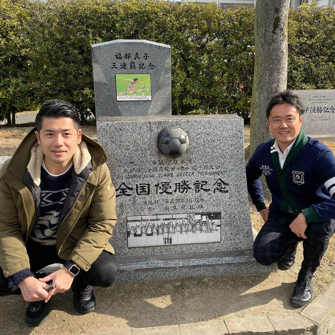 本野大輔のインスタグラム：「第98回全国高校サッカー選手権大会の中継を担当します。 私は埼玉スタジアム２○○２で行われる準決勝第一試合、全国ネットの実況します。  12月は代表校の取材、真っ只中。 広島県の広島皆実高校には決勝の実況、日本テレビ中野アナと。 兵庫県代表の神戸弘陵は山口放送の高橋アナ、サンテレビの橋本アナ。 大阪の興国高校の取材には、テレビ岩手の渡辺アナと帰りにラーメン🍜 取材中のほんの一コマです！  民放放送43社が一丸となり高校生を取材し、お正月にお届けします⚽️ #キタゼ選手権 #高校サッカー #実況 #アナウンサー #高校サッカー選手権」