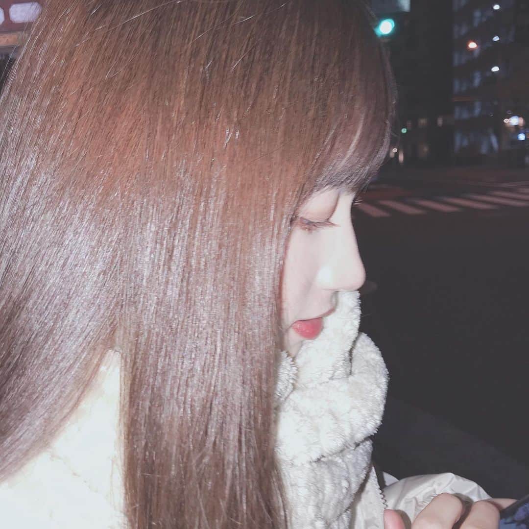 鈴木えりかのインスタグラム：「. 😴💭 . . . #横顔 #冬 #マフラー」