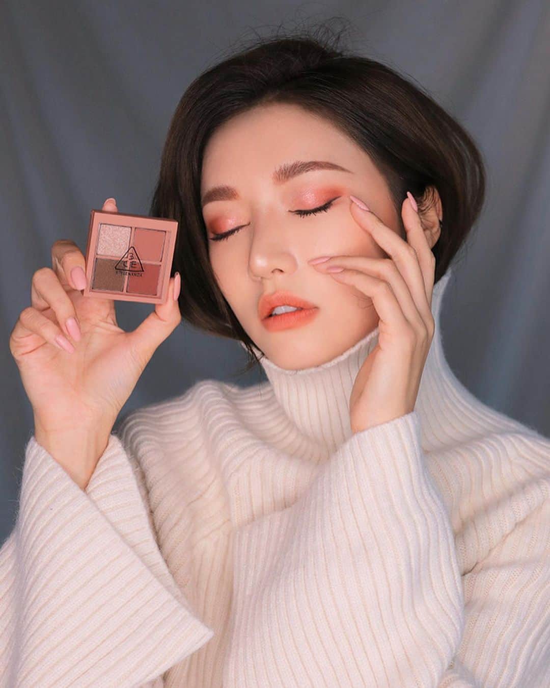 3CE Official Instagramさんのインスタグラム写真 - (3CE Official InstagramInstagram)「Have a sweet weekend✨ 3CE MINI MULTI EYE COLOR PALETTE #CLOSING_OUT #3CE #3CEMINIMULTIEYECOLORPALETTE」12月15日 10時11分 - 3ce_official