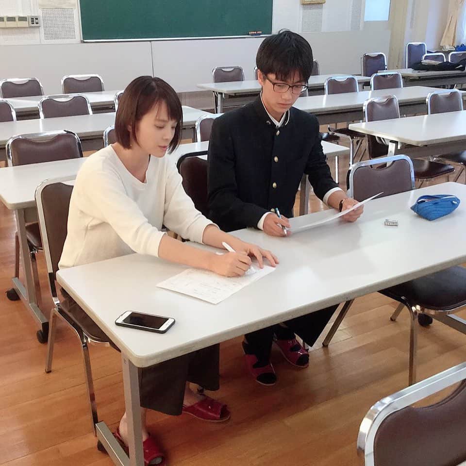 女子アナ47のインスタグラム：「こんにちは！ フリーアナウンサーの高村麻衣です😊  先日熊本県立玉名高校に発生と読みの訓練のためにお邪魔してきました🌟  3年生が引退し、2年生と1年生だけで挑む放送コンテストを控え猛特訓中でした！  初心者の方が多かったので緊張をほぐす準備運動から、基礎の発声方法、から読みの技術まで様々なことを指導しました。  私の指摘をしっかり聞き、実践する姿に感心しました！！！ . #女子アナ47 #47発信プロジェクト #アナウンサー #フリーアナウンサー #女子アナ #地方創生 #地方創生アナウンサー #司会 #司会者#旅行好きな人と繋がりたい #47都道府県制覇の旅 #女子アナが好き#放送部 #アナウンス #朗読 #放送コンテスト #新人戦 #初心者 #発声練習 #発声 #準備運動 #部活 #部活動 #わかりやすく伝える #高校生 #部活仲間」