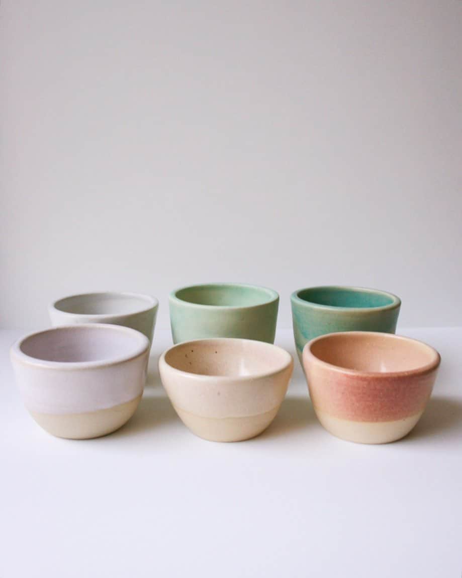 Tamikoのインスタグラム：「these little ones are coming to @sunshinepeoplemarket tomorrow! 明日カカアコで待ってます〜 see you at Salt Kaka’ako 1-6pm 🌈🍶✨ #ceramics #tamikoclaire #陶芸 #手作り #espressocup」
