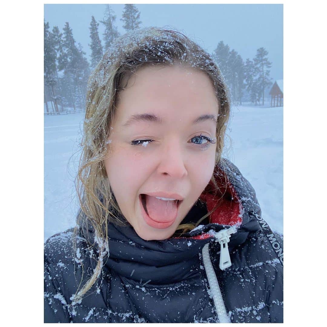 サーシャ・ピーターズのインスタグラム：「Frozen noses and snowflake kisses ❄️」