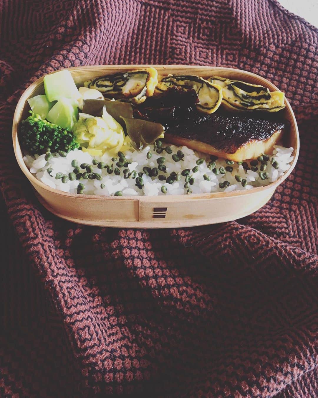猫沢エミさんのインスタグラム写真 - (猫沢エミInstagram)「The ☆ SHIWASU  日曜弁猫。銀だらの西京焼き、海苔巻き卵焼き、ブロッコリー、白菜の柚子漬け、帆立昆布の佃煮、実山椒ごはん。  日本の暮れだよ。🏃‍♀️ #猫沢飯　#弁猫」12月15日 10時32分 - necozawaemi