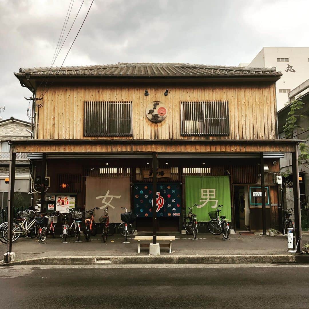 のインスタグラム：「香川県高松市城東町の吉野湯。番台型銭湯。サウナ、水風呂、薬湯、中央の広い湯船はちょい熱湯でジェット風呂も。ケロリン桶は関東風と関西風の両方ありました。四国400円。本日12/15は倉敷児島MUSIC&BAR JAMMINGにて武藤ウエノワンマン。完売。あざす。#リハビリ銭湯 #銭湯 #風呂 #bath」