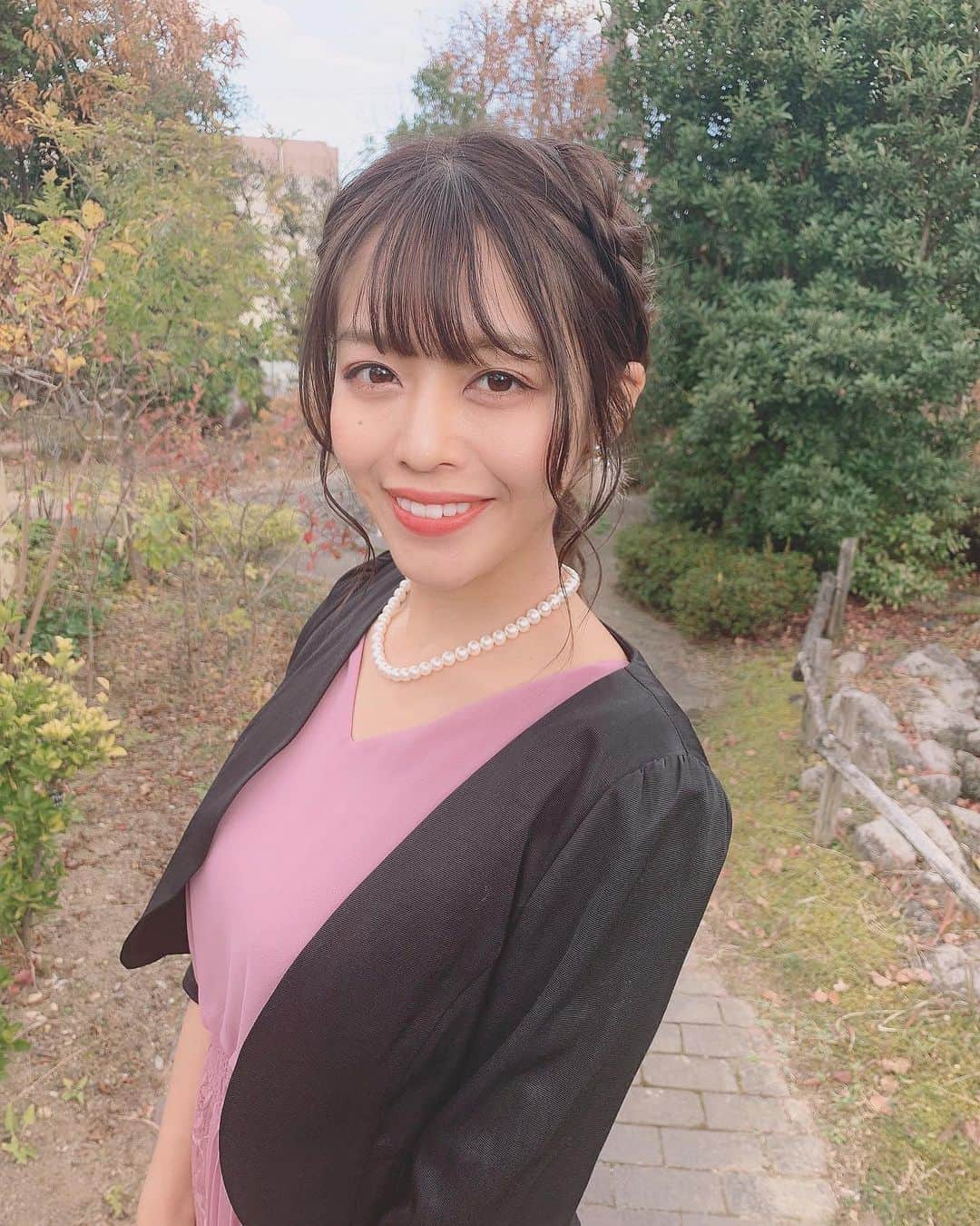 石倉侑芽さんのインスタグラム写真 - (石倉侑芽Instagram)「. . 昨日は大好きなお友達の結婚式でした👰💓 . 先日 @roomys_official の展示会でオーダーした ドレスが届いたので着て行ったよ🥰 落ち着いたピンクなので 甘くなりすぎず大人な印象☺️✨ . ヘアアレンジはセルフです♥ サイドを三つ編みして後ろでまとめただけ🌟 . コーデの詳細は4枚目にタグ付けします♥ . 大好きなお友達の花嫁姿 ほんとに綺麗で癒された、、🥰 幸せすぎたいちにちでした❀.(*´◡`*)❀. . #ゆめちんコーデ#結婚式コーデ #結婚式ヘア#結婚式ヘアアレンジ #roomys_style#roomys#roomysドレス #セルフヘアアレンジ#ピンクドレス #二次会コーデ#結婚式」12月15日 10時47分 - yume8115