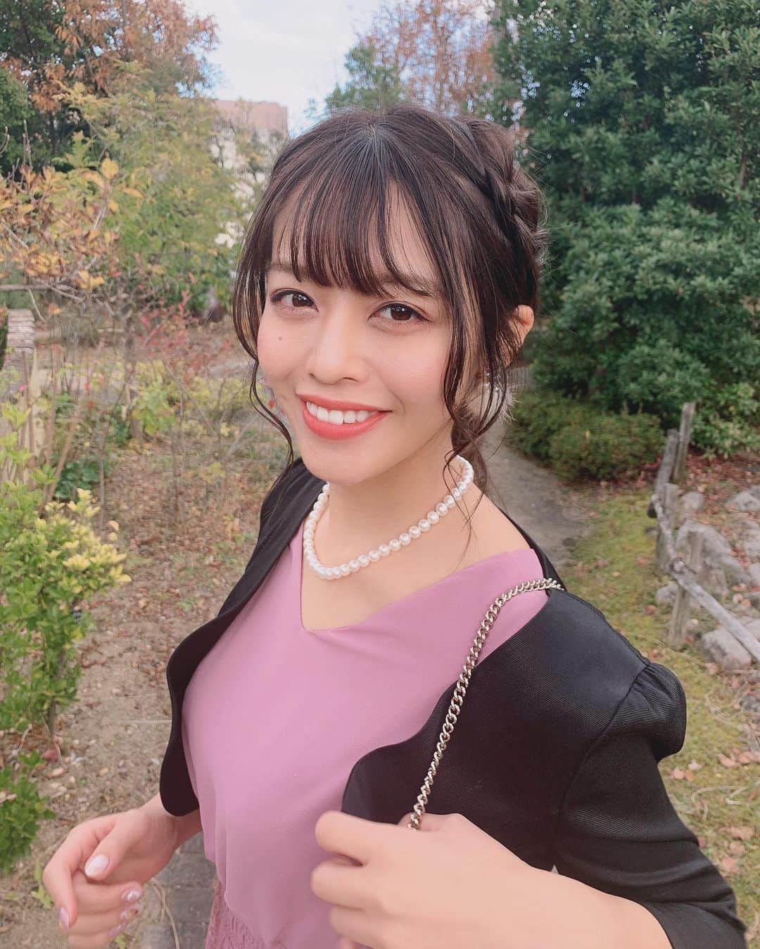 石倉侑芽さんのインスタグラム写真 - (石倉侑芽Instagram)「. . 昨日は大好きなお友達の結婚式でした👰💓 . 先日 @roomys_official の展示会でオーダーした ドレスが届いたので着て行ったよ🥰 落ち着いたピンクなので 甘くなりすぎず大人な印象☺️✨ . ヘアアレンジはセルフです♥ サイドを三つ編みして後ろでまとめただけ🌟 . コーデの詳細は4枚目にタグ付けします♥ . 大好きなお友達の花嫁姿 ほんとに綺麗で癒された、、🥰 幸せすぎたいちにちでした❀.(*´◡`*)❀. . #ゆめちんコーデ#結婚式コーデ #結婚式ヘア#結婚式ヘアアレンジ #roomys_style#roomys#roomysドレス #セルフヘアアレンジ#ピンクドレス #二次会コーデ#結婚式」12月15日 10時47分 - yume8115