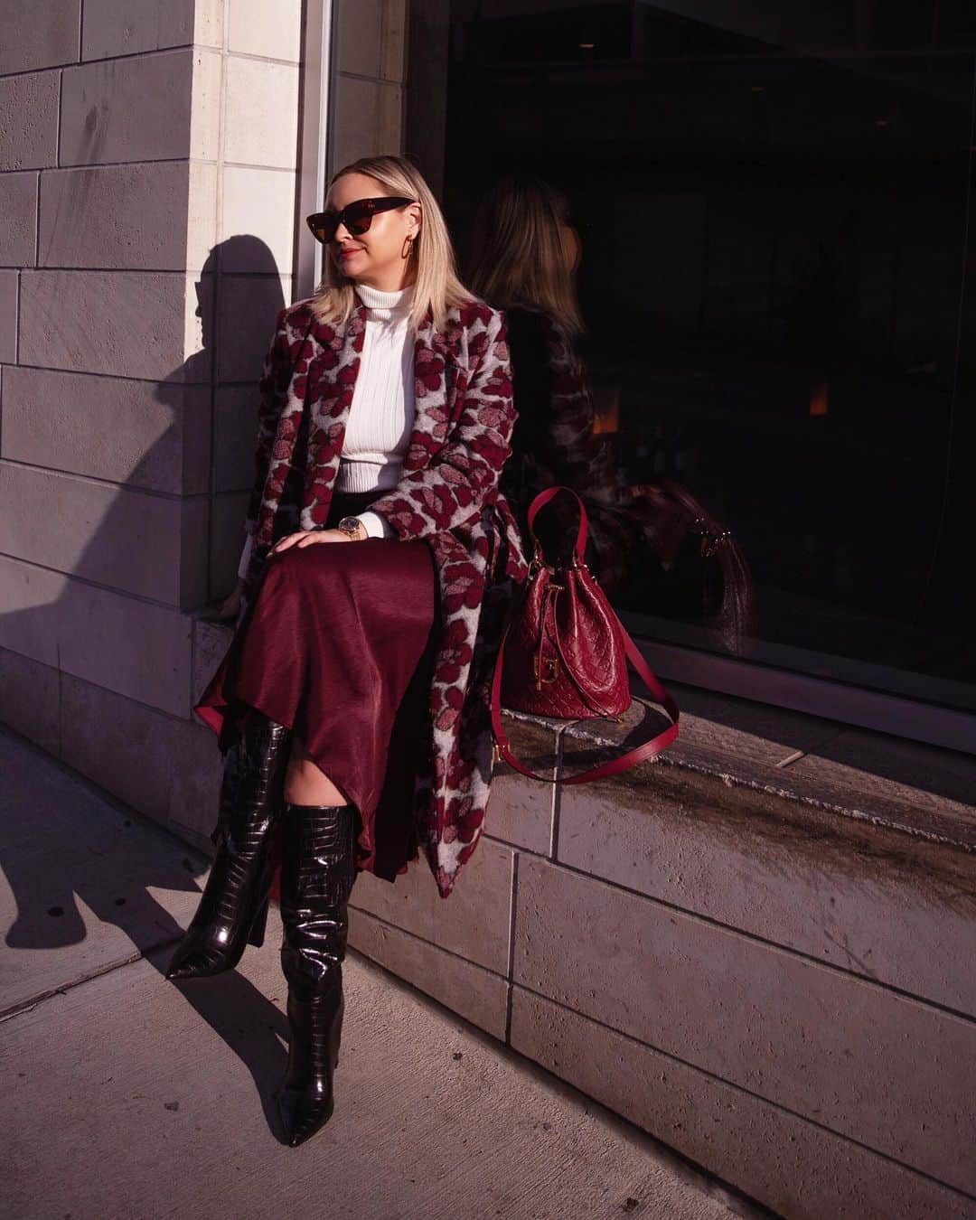 リズ・チェルカソワのインスタグラム：「Back back back again. Did you miss me?」