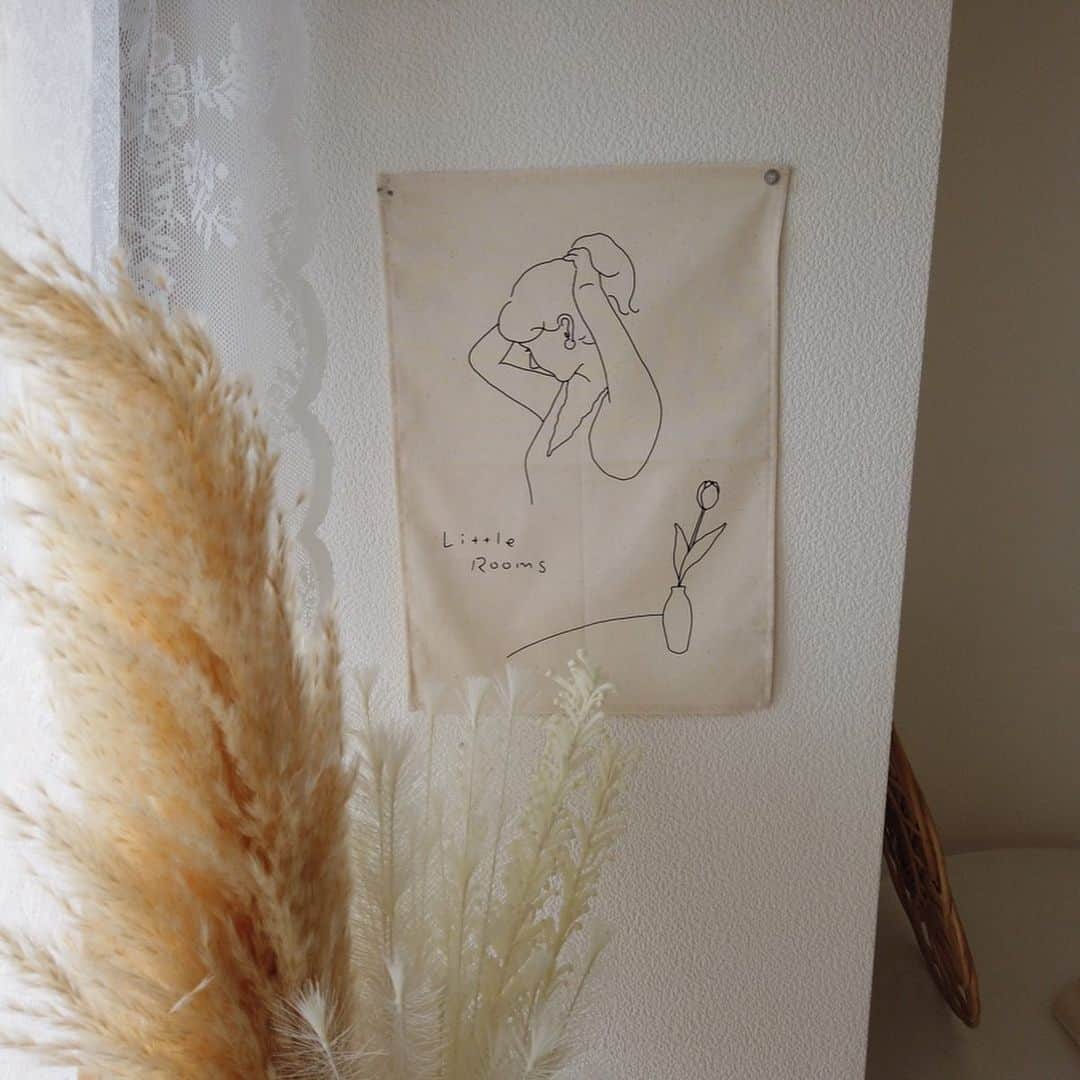 moekoさんのインスタグラム写真 - (moekoInstagram)「Little Rooms🌷 ㅤㅤㅤㅤㅤㅤㅤㅤㅤㅤㅤㅤㅤ Little Roomsさんのコンセプト"ちいさな部屋とちいさな幸せ"に寄り添えるような、オリジナルファブリックポスターのイラスト2点を描かせていただきました☺︎とてもとても素敵に仕上がっています◎(2枚目以降は商品写真を使用させていただいてます。) ㅤㅤㅤㅤㅤㅤㅤㅤㅤㅤㅤㅤㅤ お部屋のコーディネートも参考になるし、欲しいインテリアばかりだし、女性のみなさんにぜひチェックしてほしいです🌷購入するものピックアップ中。。 ㅤㅤㅤㅤㅤㅤㅤㅤㅤㅤㅤㅤㅤ ㅤㅤㅤㅤㅤㅤㅤㅤㅤㅤㅤㅤㅤ @littlerooms.jp  #littlerooms #リトルム」12月15日 10時40分 - moeko_dr