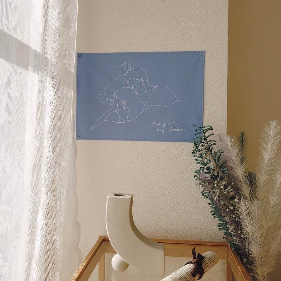moekoさんのインスタグラム写真 - (moekoInstagram)「Little Rooms🌷 ㅤㅤㅤㅤㅤㅤㅤㅤㅤㅤㅤㅤㅤ Little Roomsさんのコンセプト"ちいさな部屋とちいさな幸せ"に寄り添えるような、オリジナルファブリックポスターのイラスト2点を描かせていただきました☺︎とてもとても素敵に仕上がっています◎(2枚目以降は商品写真を使用させていただいてます。) ㅤㅤㅤㅤㅤㅤㅤㅤㅤㅤㅤㅤㅤ お部屋のコーディネートも参考になるし、欲しいインテリアばかりだし、女性のみなさんにぜひチェックしてほしいです🌷購入するものピックアップ中。。 ㅤㅤㅤㅤㅤㅤㅤㅤㅤㅤㅤㅤㅤ ㅤㅤㅤㅤㅤㅤㅤㅤㅤㅤㅤㅤㅤ @littlerooms.jp  #littlerooms #リトルム」12月15日 10時40分 - moeko_dr