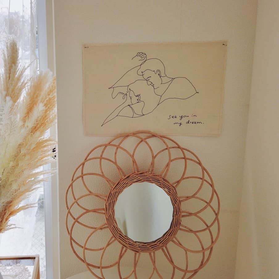 moekoさんのインスタグラム写真 - (moekoInstagram)「Little Rooms🌷 ㅤㅤㅤㅤㅤㅤㅤㅤㅤㅤㅤㅤㅤ Little Roomsさんのコンセプト"ちいさな部屋とちいさな幸せ"に寄り添えるような、オリジナルファブリックポスターのイラスト2点を描かせていただきました☺︎とてもとても素敵に仕上がっています◎(2枚目以降は商品写真を使用させていただいてます。) ㅤㅤㅤㅤㅤㅤㅤㅤㅤㅤㅤㅤㅤ お部屋のコーディネートも参考になるし、欲しいインテリアばかりだし、女性のみなさんにぜひチェックしてほしいです🌷購入するものピックアップ中。。 ㅤㅤㅤㅤㅤㅤㅤㅤㅤㅤㅤㅤㅤ ㅤㅤㅤㅤㅤㅤㅤㅤㅤㅤㅤㅤㅤ @littlerooms.jp  #littlerooms #リトルム」12月15日 10時40分 - moeko_dr