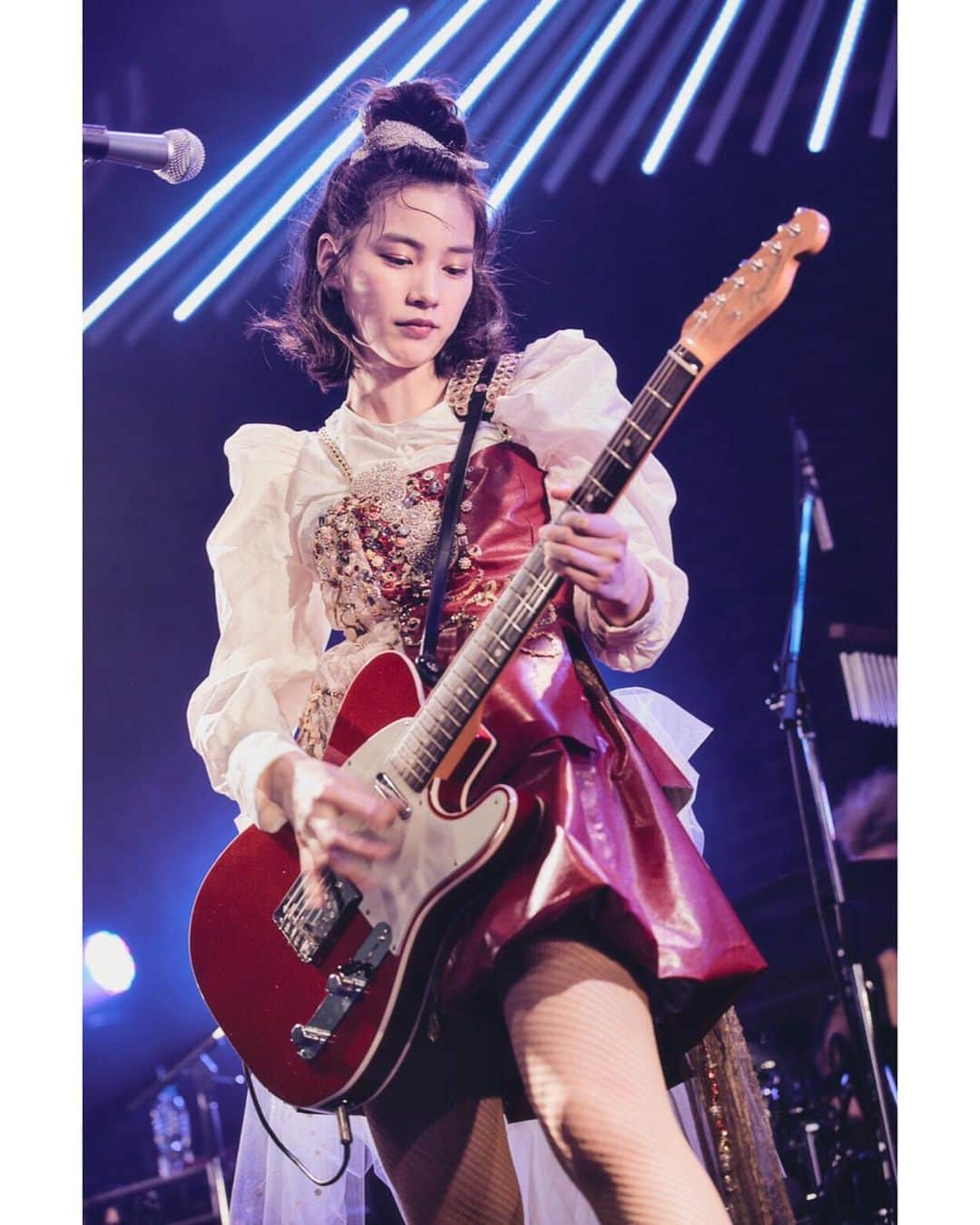 のインスタグラム：「そして驚かせたいことが一つ。昨日の衣装はのんがデザインしてのんが縫製したよ！ブラウスは既製品だけれど、スカートとトップスを手作り。私の恋人で衣装制作をされた原田さんにデザインを見てもらってパターンを引いてもらったり装飾を手伝っていただき、作り上げることができました👗 赤いテレキャスとよく似合った。達成感！！🥰 Photographer:KENTARO MINAMI  #毎日がクリスマス　#赤レンガホール」