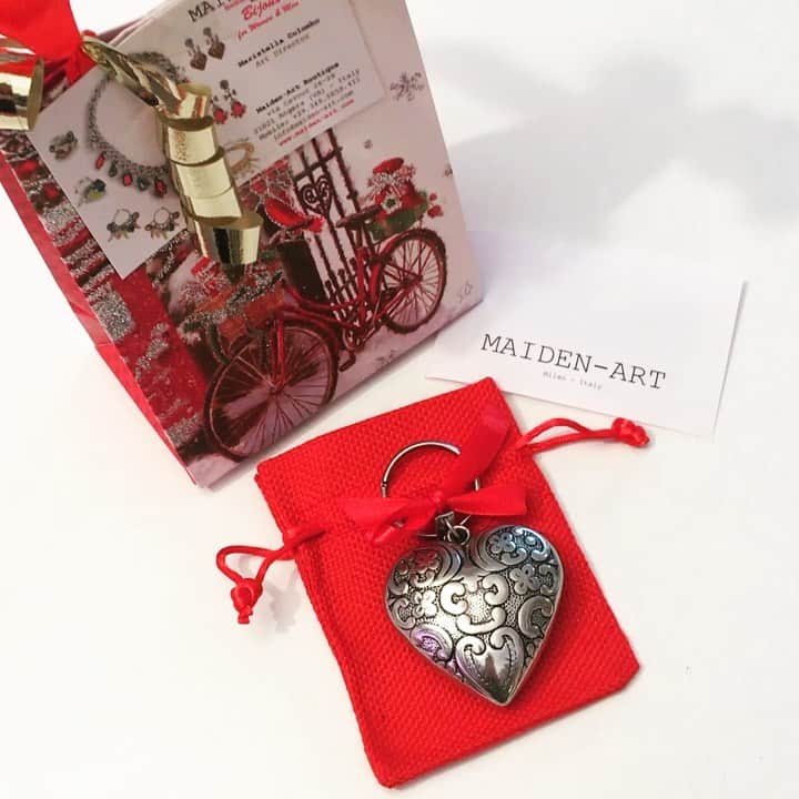 メイデンアートのインスタグラム：「Le nuove confezioni Natalizie per i vostri regali 🎁 e “pensierini Natalizi”. . Our new Christmas 🎄 Packaging for your Gifts 🎁💝 . #christmas #christmas2019 #christmasgifts #christmasgift #giftideas #giftforher #giftforhim #keychain #heart #cransmontana #cransmontanaabsolutely #varese #varesetheplacetobe #vareseshopping #angera #lakemaggiore #jewelry #jewelrygifts」