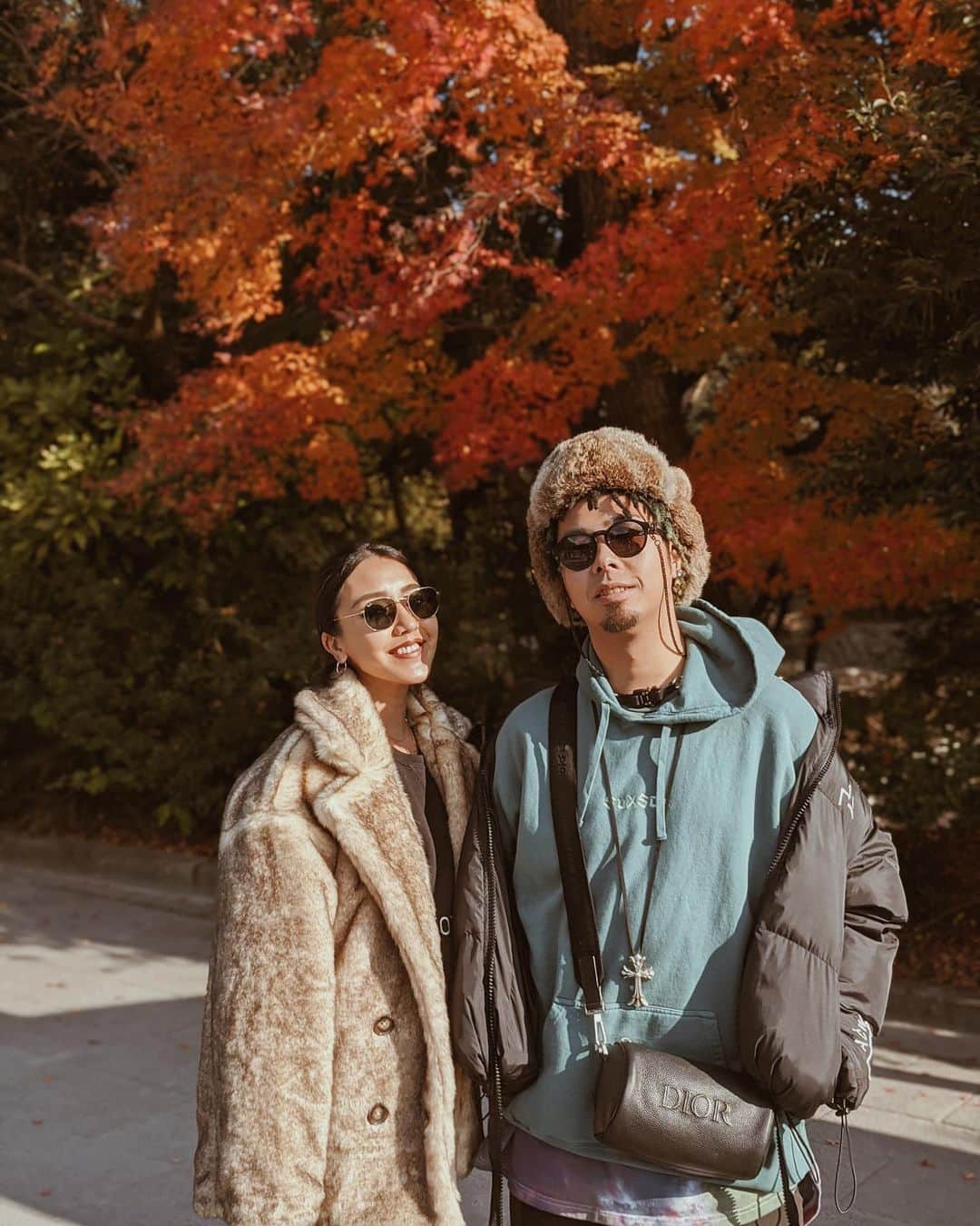 のインスタグラム：「🍁伊勢神宮🍁 伊勢神宮には結構引き寄せられててここ一年で結構行ってるんだけど、今回は紅葉してて更に綺麗だった🧡 pixelでたくさん撮影しました📷 明るい時間は、やっぱりポートレートモードが最高✨ 2.3枚目とか内カメラでこのクオリティ👏🏾 5枚目は旅館の窓からの朝焼けがすごく綺麗でズームで撮ったんだけど、ズームでもこのぼやけなさもさすが🌅 . 17日はディズニーシーに行くから、またたーくさん写真撮ろ🥰 . #伊勢神宮#おいせさん#紅葉#googlepixel#googleのスマホ#pixelで撮影#teampixel#googlepixel4」