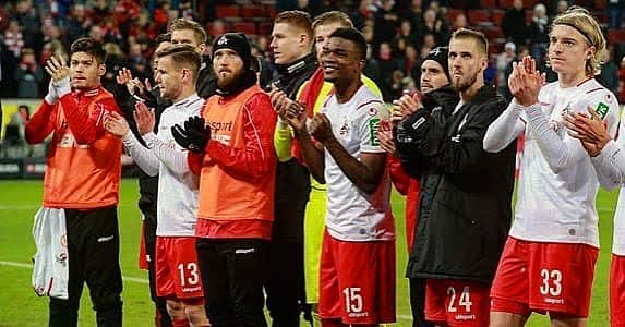 マルコ・ヘーガーのインスタグラム：「Derbysieg💪🏻 @fckoeln  #team #proud #together #effzeh #positive #liebedeinestadt #mh6」