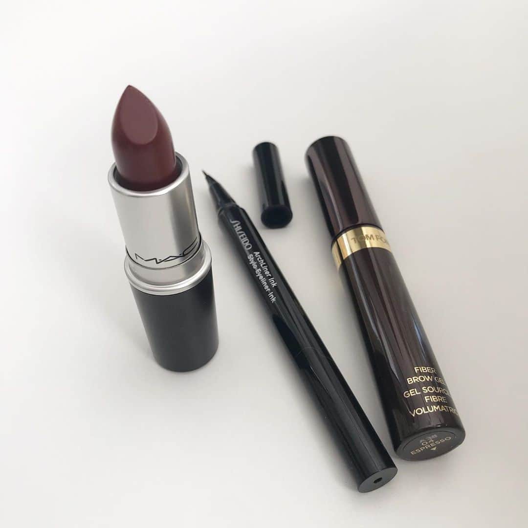 濱中鮎子のインスタグラム：「この辺が切れ出すとそわそわする。  #tomfordbeauty のアイブロウマスカラ #shiseido の アイライナー(目のキワキワ、まつげの生え際辺りにとっても描きやすい) #口紅 (ブラウン系)  そしてわたしは今日やってしまった... *  洗濯物に真っ赤な口紅を入れたまま洗い、乾燥機までかけてしまった.... 救いは色物の洗濯だったこと... *  凄まじかった......... *  泣きながら、洗い直したのでした。笑 *  化粧ポーチを持ち歩かないので、リップをポケットに入れる癖、良くないなぁ。🌀 旦那ラインにお嬢を託して出かける日だったので、朝からマックス家事をこなして、時間配分ばっちりで、ゴールテープを切る感じに疾走感溢れる朝だったのに、まさかの失態。  こんな日もあるか。  でも、楽しい日曜日、リフレッシュ出来ました！ありがとう、旦那ライン！  草木染めのパンツ👖、赤いペンキ飛ばしたみたいなパンクなスタイルにしちゃってごめんー😹  #口紅は落ちます」