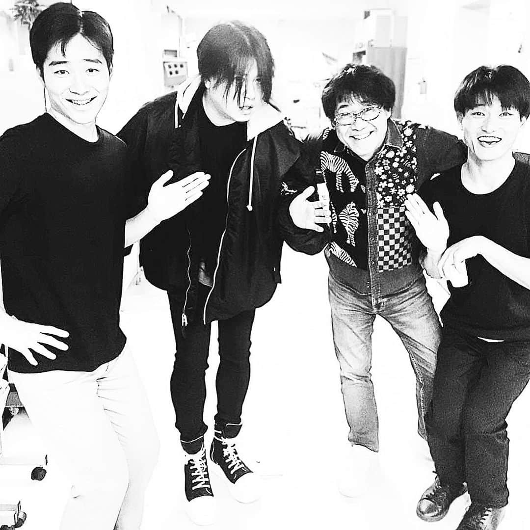 渋谷慶一郎さんのインスタグラム写真 - (渋谷慶一郎Instagram)「ジャルジャルタワー2019、腹よじれた後の楽屋で。ずっとスタジオこもってたから激しくリフレッシュできましたっ　Reunion with Japanese super comedy unit JaruJaru. I performed with them last September, and will perform again next year maybe out side of Japan too, see ya ✌︎ #ジャルジャル #ジャルジャルタワー」12月15日 21時40分 - keiichiroshibuy