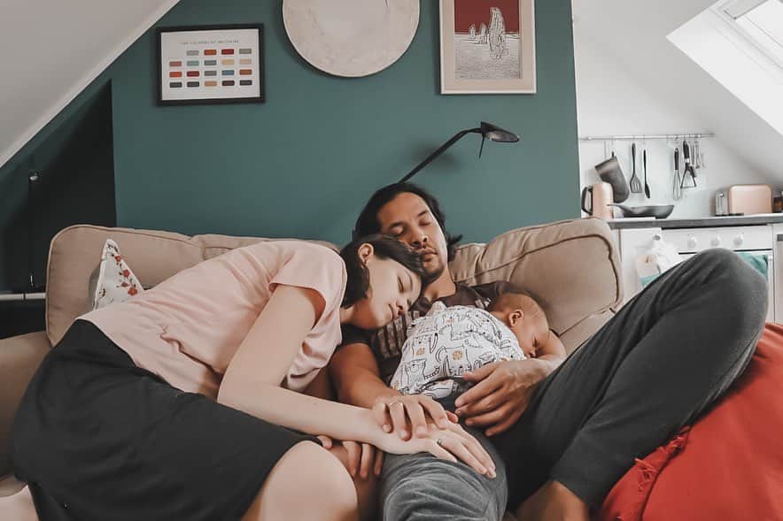 のインスタグラム：「To keep your sanity, sleep when the newborn sleeps. 😴」