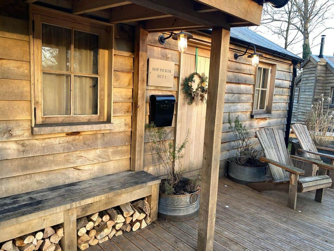 ケリー・ブルックさんのインスタグラム写真 - (ケリー・ブルックInstagram)「I think I could just live in a Cabin 👩🏻‍🌾 #cabininthewoods #kentlivingwithkelly」12月15日 20時13分 - iamkb