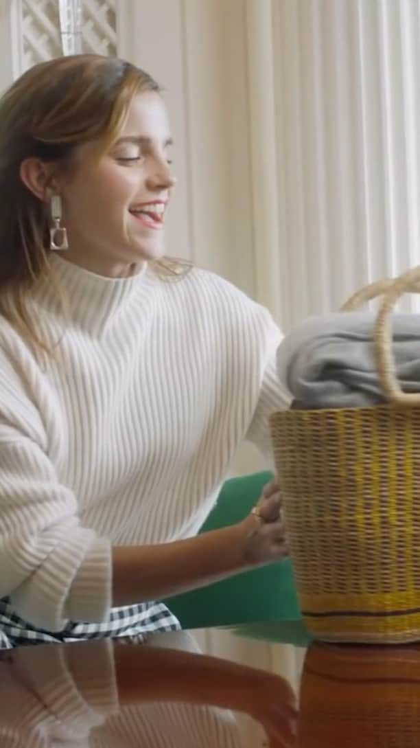 エマ・ワトソンのインスタグラム：「Emma Watson says her friends call her "the bag lady" as she takes British Vogue through the contents of her handbag. Vegan deodorant, reusable make-up pads, Nutella, tampons, a hot water bottle and a copy of Toni Morrison's ‘Beloved’ are just some of the items revealed.」