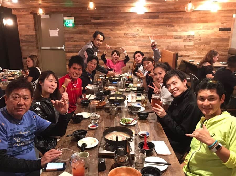 西谷綾子のインスタグラム：「✴︎ ファイテン&ぴあチーム💞 皆さんと心を一つに頑張った日々☺️ それぞれの考えや想いをシェアし語って‥ 素晴らしいメンバーと一緒にお仕事出来て 本当に感謝です🙏🌺 ・ ホノルルマラソンから1週間⁈😳 早いーーっ😂🙌 ・ はぁー‥楽しかったなー💞 皆さん体調崩されていないですか⁇😷🍃 ・ またそれぞれの環境で‥立場で‥ やりたい事・やるべきコト沢山ですよねッ‼︎📚 ・ みんないろんな状況のなか 自分と向き合い頑張っていると思ったら、 自然とチカラが湧いてくる〜🔥💪😆 ・ 櫻子ちゃんオススメのカフェ♡ めっちゃ美味しかった😋🌺 #バサルト #チャコールパンケーキ #炭」