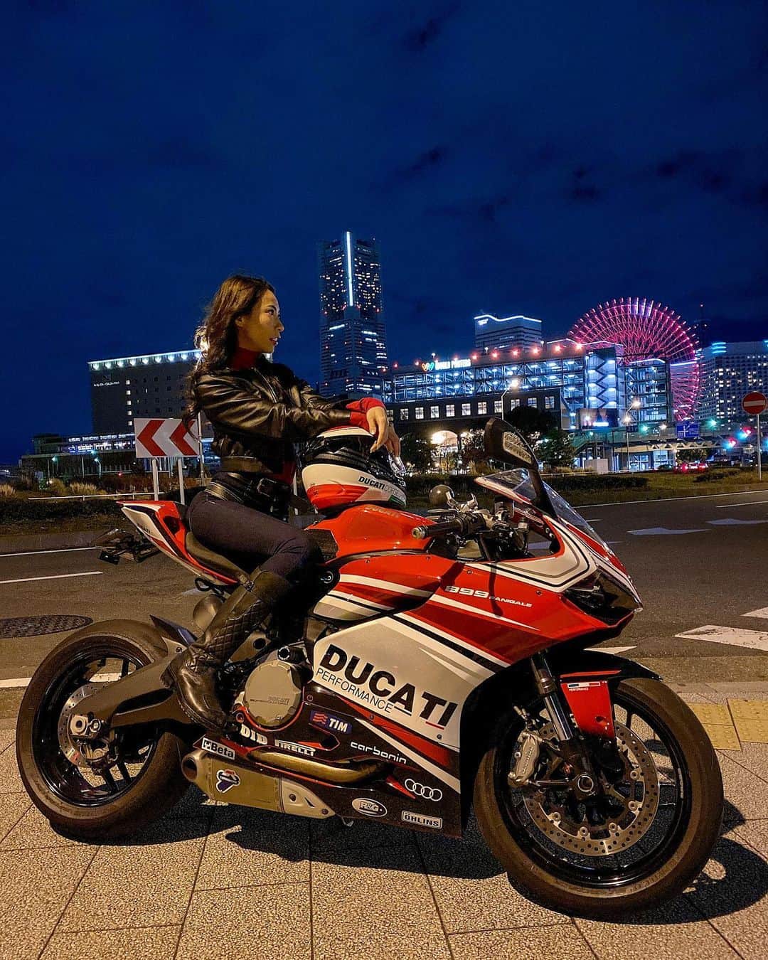 CAMIRAさんのインスタグラム写真 - (CAMIRAInstagram)「横浜の夜いいね🤩  #横浜#赤レンガ#パニガーレ #バイク女子 #ハイク #バイクのある生活  #バイク写真  #ドゥカティ#ss女子#panigale899 #panigale #bike #bikegirl #motocycle #bikelife #motorcycle  #motorcycle_moment  #sportsbike  #supersport #ducatinsta」12月15日 20時23分 - camila.528