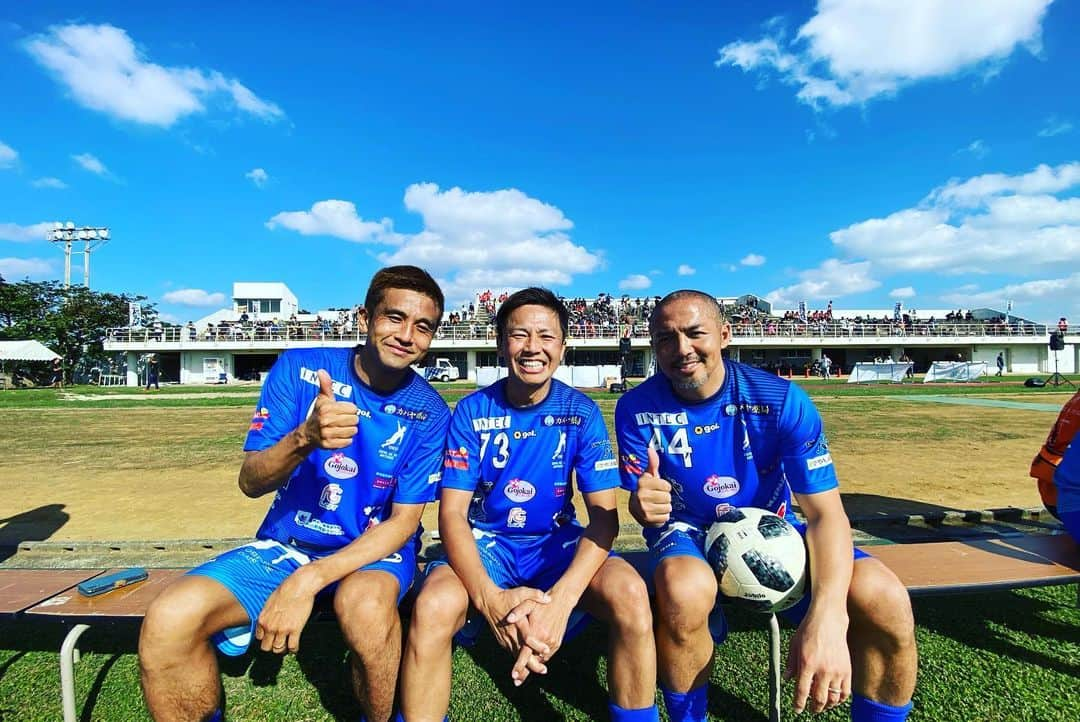 GAKU-MCさんのインスタグラム写真 - (GAKU-MCInstagram)「『奥大介をわすれない』 　長年にわたり彼とプレーした選手と親交のあった音楽人によるスペシャルチーム『J-DREAMS』に参加させていただきました。対戦した宮古高校、中学選抜の皆様にとっても良い経験だったと思います。そして僕にとっても。お声がけありがとうございました。実行委員皆様お疲れ様でした。  奥大介 Presents ドリームマッチ in 宮古島 2019』 　#名波浩 / #中山雅史 / #都築龍太 / #鈴木秀人 / #中西永輔 / #清水範久 / #福西崇史 / #森岡隆三 / #高原直泰 / #小笠原満男 / #小野伸二 / #上里一将 / #上原慎也 / #波戸康広 / #稲本潤一 / #久保竜彦 / #河合竜二 / #HANKUN / #GAKUMC」12月15日 20時23分 - gaku_mc