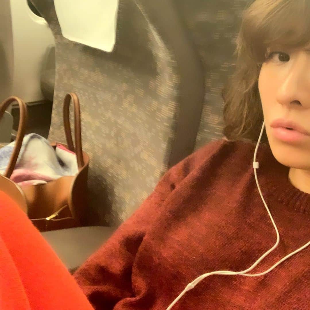 風間ゆみえのインスタグラム：「今日は太陽のような暖かな陽の気をまとう  服の色はね、体調にも影響すると言われていたりするんです  今日の私には暖かな色が必要だったようです^_^  ちなみに昨日は真逆の寒色系だったの 極端ねー😅  #yumie_k_style」