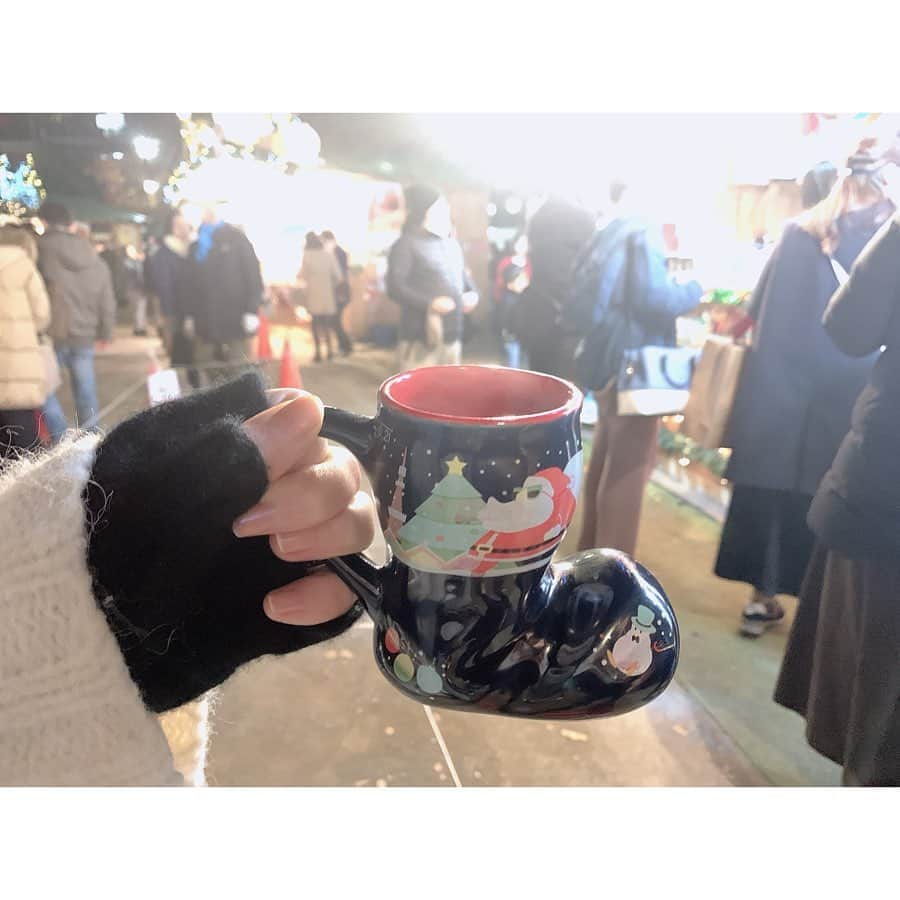 有村実樹さんのインスタグラム写真 - (有村実樹Instagram)「🎄﻿ クリスマスマーケットに来ました🌟﻿ ﻿ ホットワインを頼んだらかわいいカップに入ってきた😍﻿ ﻿ 2019年もあと少しですね。﻿ ﻿ ﻿ ﻿ #クリスマスマーケット #クリスマス #ホットワイン #夫婦 #家族 #家族の時間 #冬 #2019 #芝公園 #東京 #tokyo #xmas  美人百花の企画について沢山のコメントをいただきありがとうございます😊 私たちにとっても楽しく思い出に残る企画でした✨」12月15日 20時31分 - arimura_miki