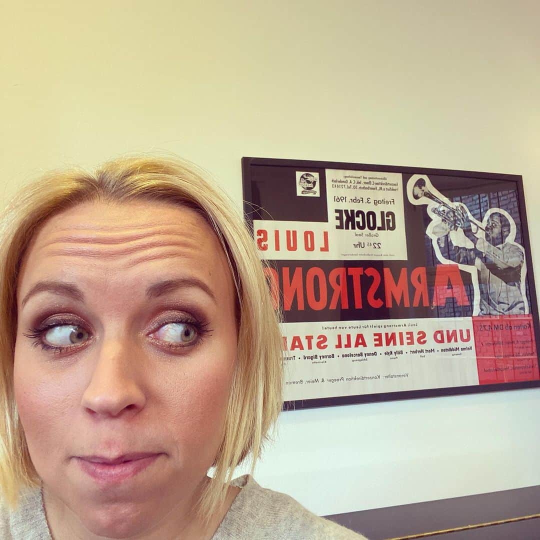 ティーネ・ティング・ヘルセットのインスタグラム：「First concert done! I hope Louis approves! #dressingroomposter #louisarmstrong #hummel @bremerphilharmoniker」