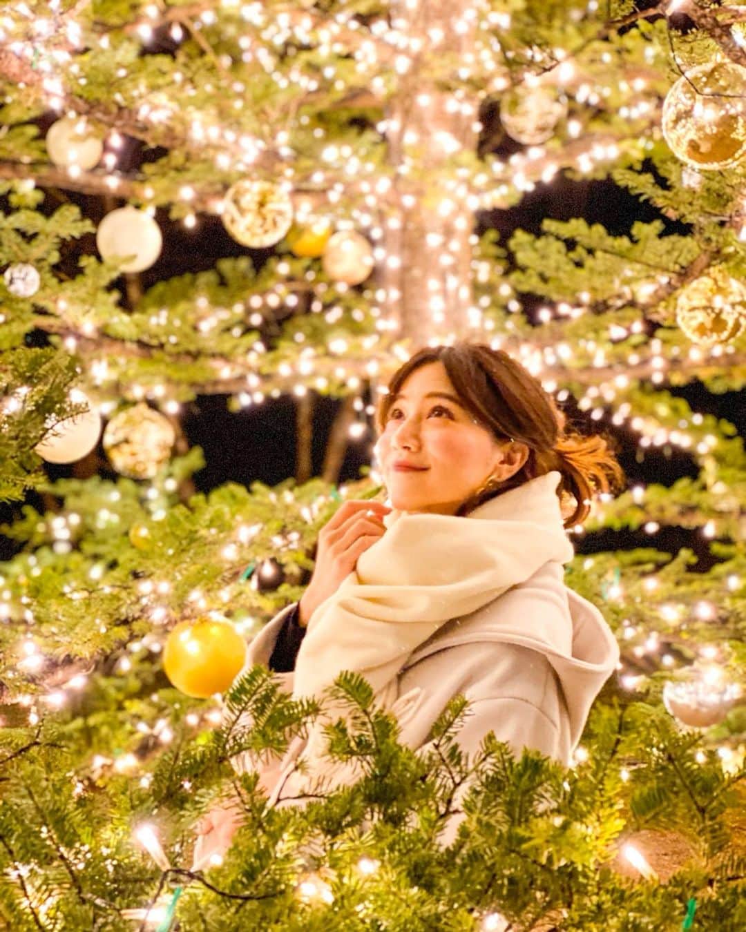 石井里奈さんのインスタグラム写真 - (石井里奈Instagram)「こんばんは🌙 . この季節、大好きなイルミネーション🥺✨軽井沢高原教会の星降る森のクリスマス2019に行ってきました🙈❤️✨ . 軽井沢行くので調べたらちょうどやってたので伺ったのですが、本当に綺麗でまさにバチェラー3に出てきたような幻想的でロマンチックな場所🥺🙈❤️ . そして人もすごかったです👀 . そのあとは、とんぼの湯へ♨️ 温泉の前にも大きなツリーがあってここもツリーの中に潜って撮るのが一押しの写真スポット☺️📸💕 . 綺麗で感動しました🙈💕 . 軽井沢から帰ってくると東京が暖かく感じます☃️❄️ 明日からも頑張りましょう☺️ . #軽井沢高原教会 #軽井沢高原教会キャンドルナイト #軽井沢イルミネーション #イルミネーション #クリスマスツリー #教会 #軽井沢 #軽井沢旅行 #軽井沢観光 #軽井沢ウェディング #christmastree #ライトアップ #バチェラー #bachelor #デート #デートスポット #クリスマス #illumination #lightup #christmas #christmastree #church #karuizawa #とんぼの湯 #星野リゾート #温泉 #温泉巡り #旅行 #国内旅行 #タビジョ #onsen」12月15日 20時36分 - ri7tin1025